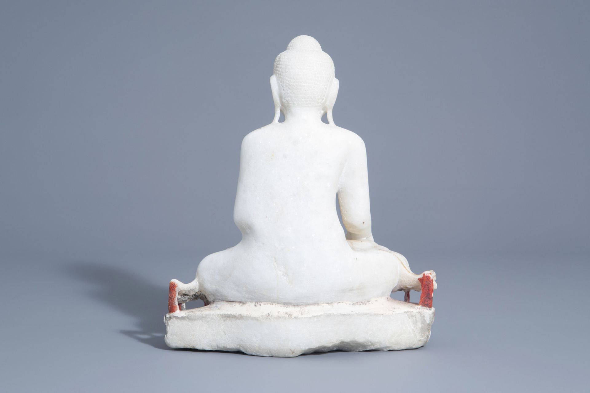 A partly polychrome decorated alabaster figure of Buddha, Burma, 19th/20th C. - Image 3 of 6