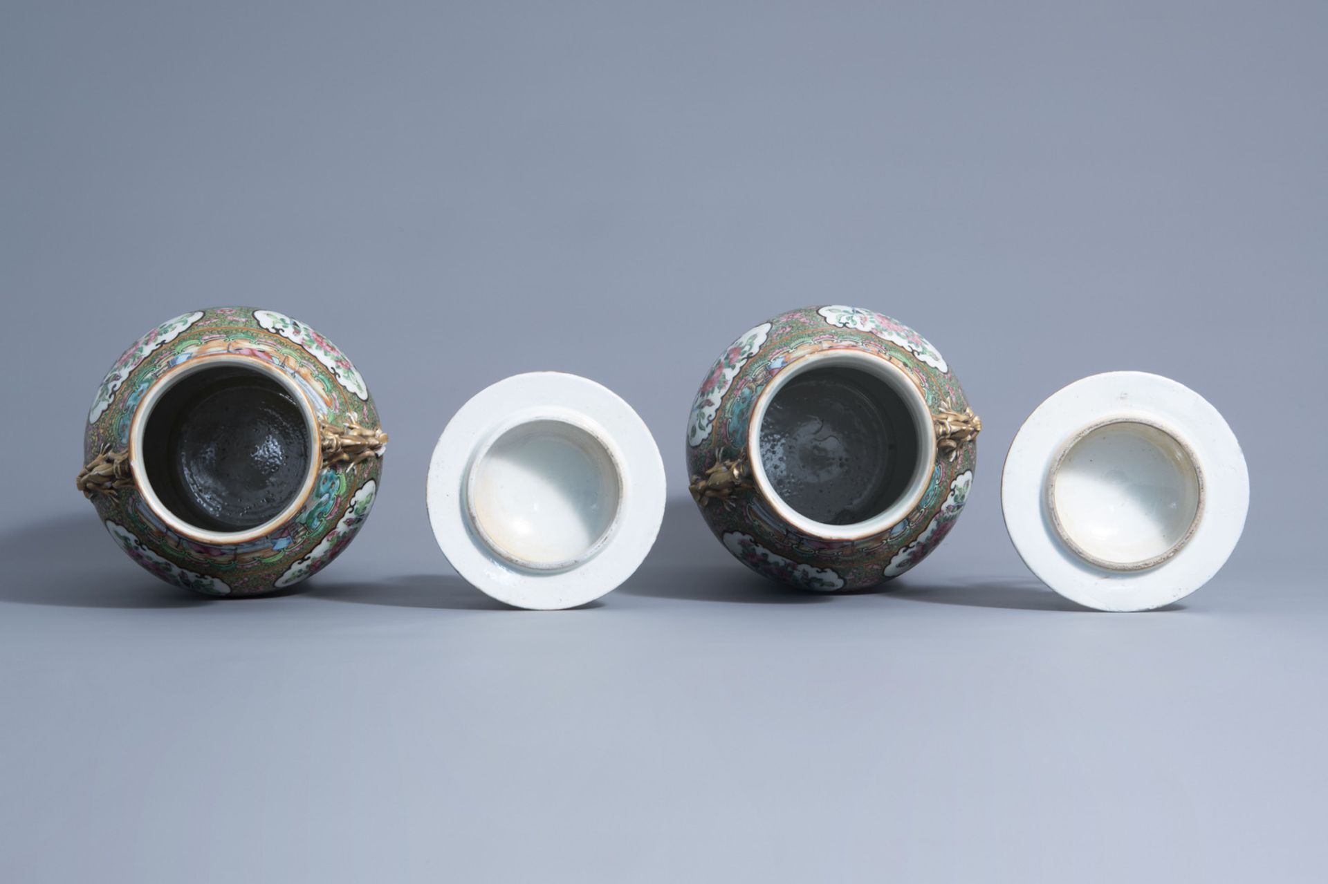 A pair of Chinese Canton famille rose vases and covers, 19th C. - Bild 5 aus 6