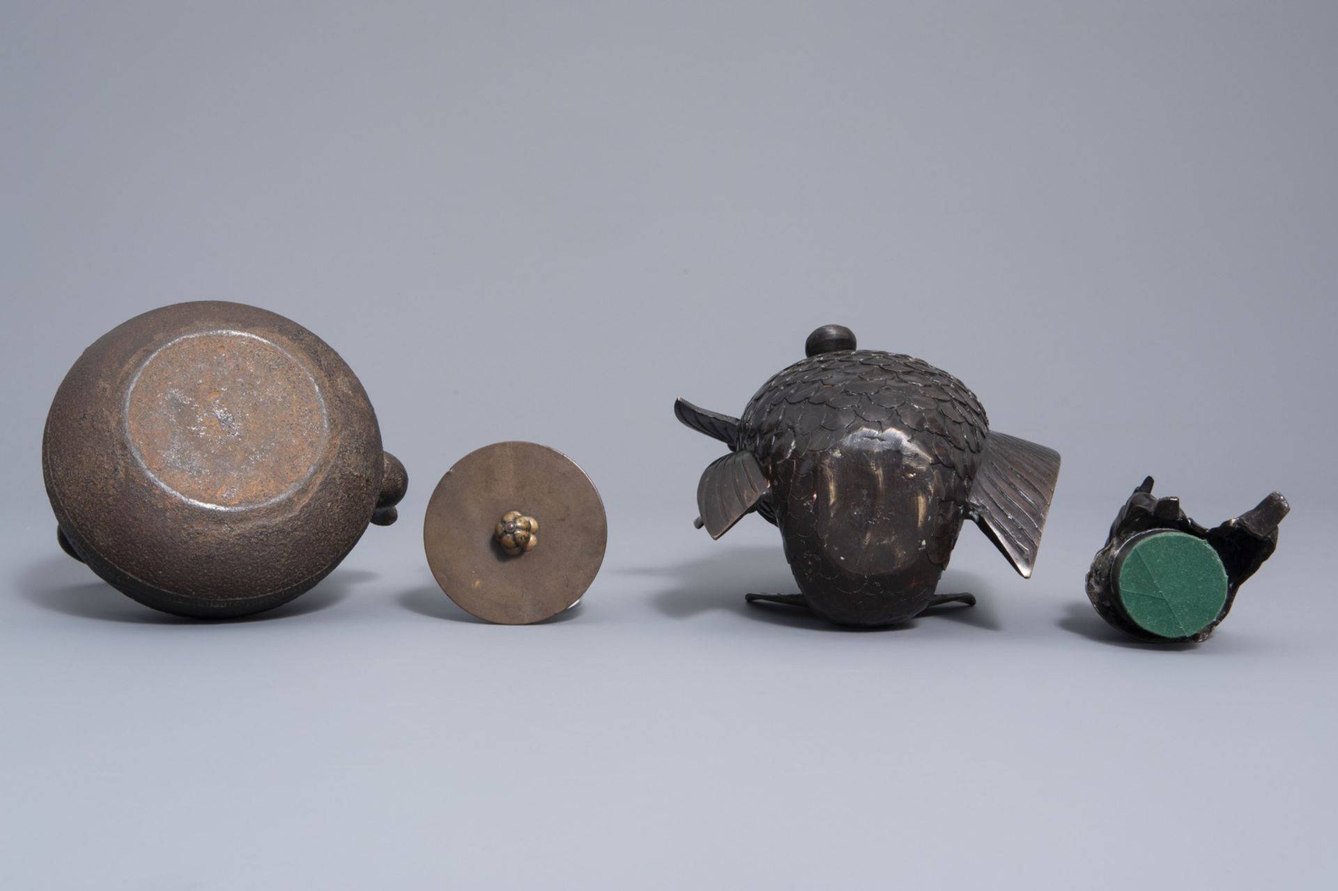 A Japanese bronze teapot, a carp wall vase, a Kannon figure and a carved wooden group, Meiji/Showa, - Bild 13 aus 15