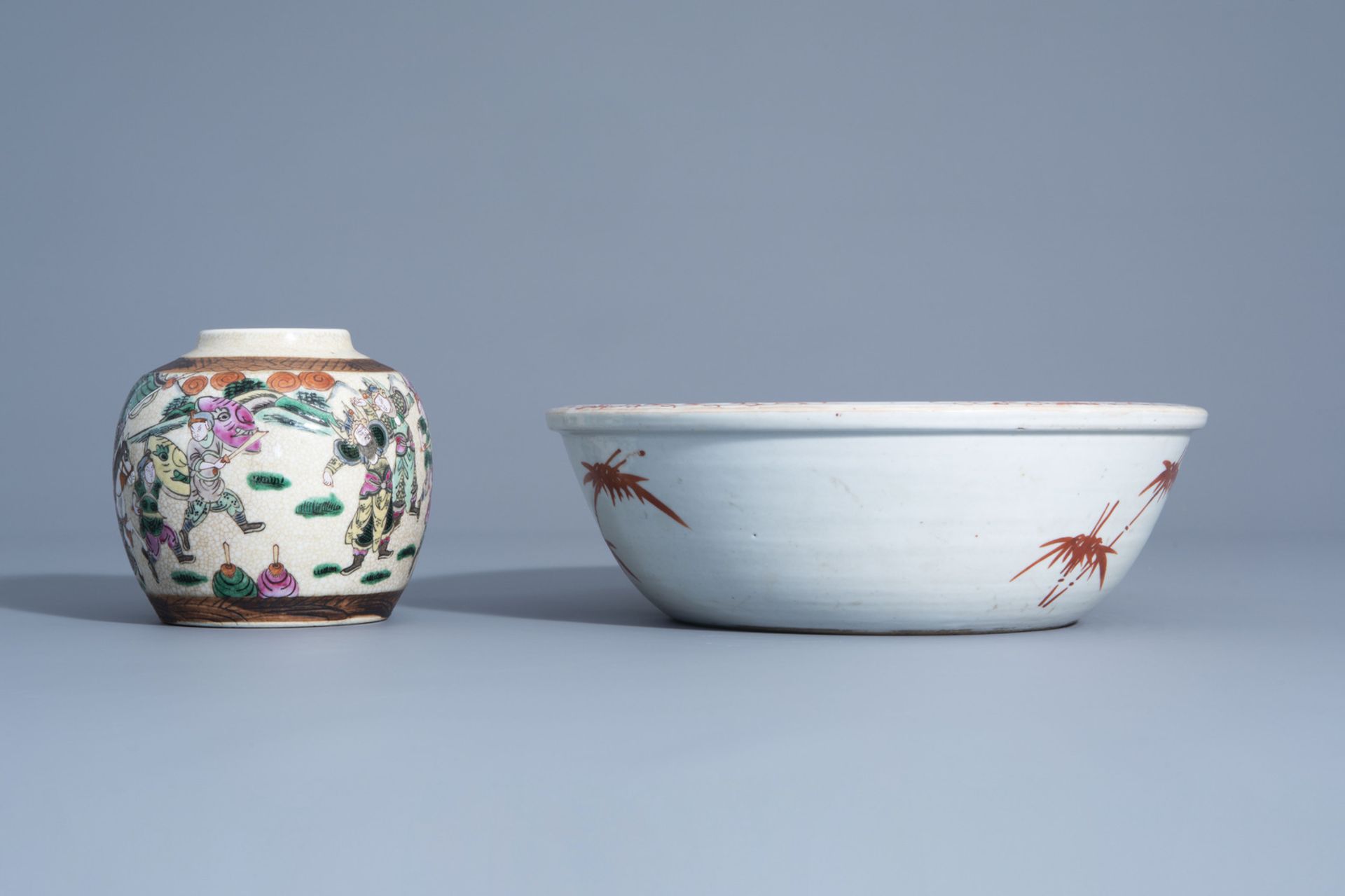 A varied collection of Chinese Nanking crackle glazed and famille rose porcelain, 19th C. - Bild 10 aus 15