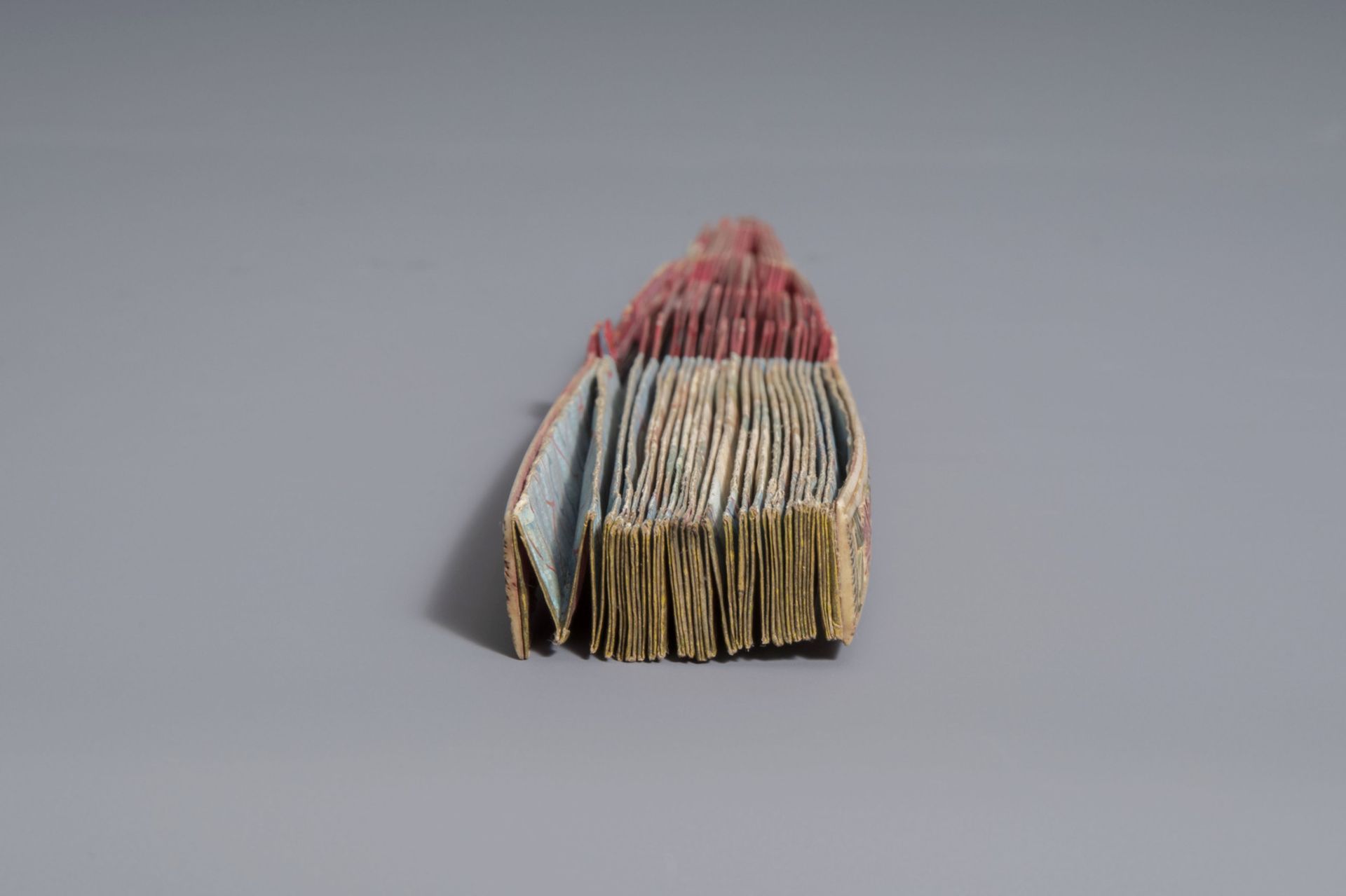 A French painted ivory and paper fan, in the original box, 19th C. - Image 8 of 11