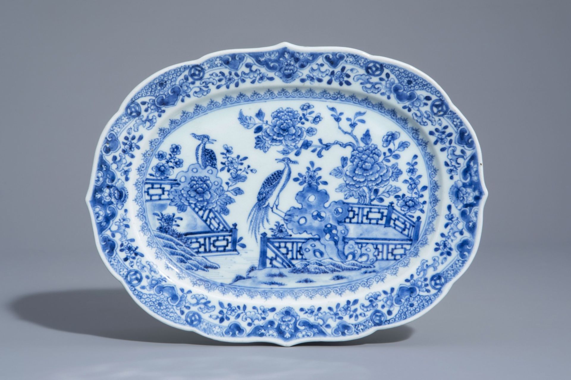 Four Chinese blue and white chargers, Kangxi and later - Bild 4 aus 9