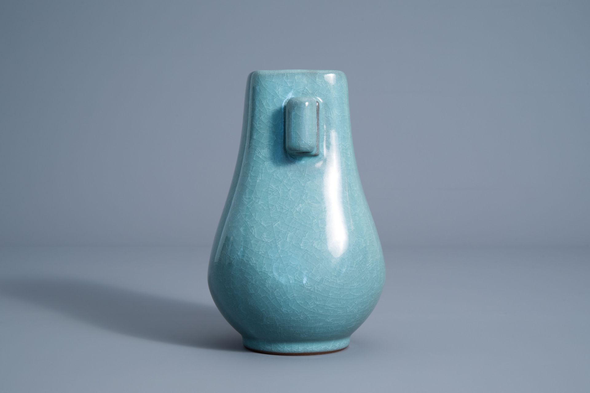 A Japanese monochrome crackle glazed vase, marked 'Tachikichi', Showa, 20th C. - Bild 5 aus 7