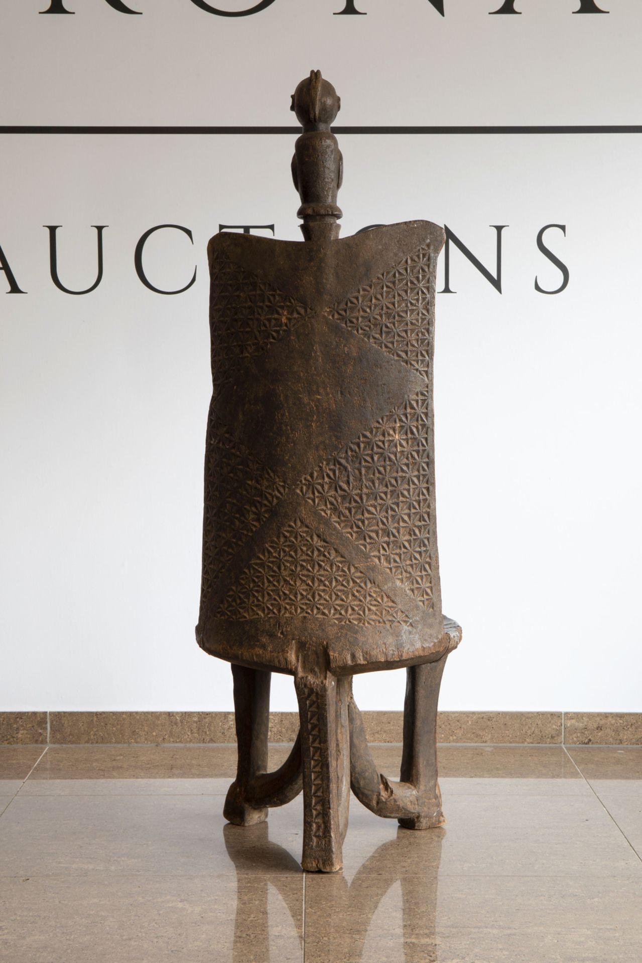 An African wooden chiefÕs chair or throne, Luguru, Tanzania, 20th C. - Image 4 of 7