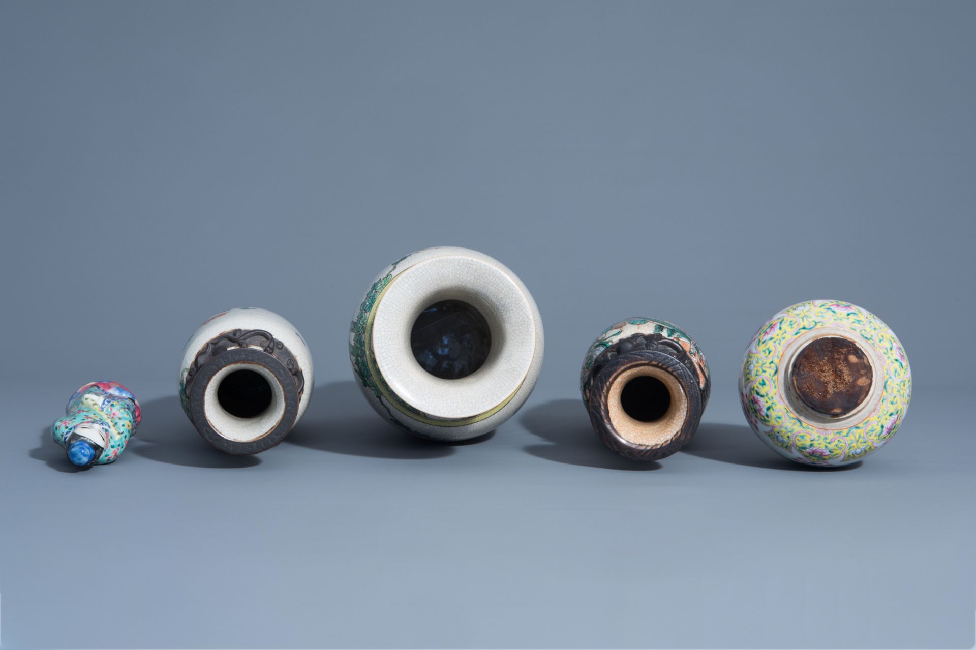 A varied collection of Chinese Nanking crackle glazed and famille rose porcelain, 19th/20th C. - Image 6 of 9