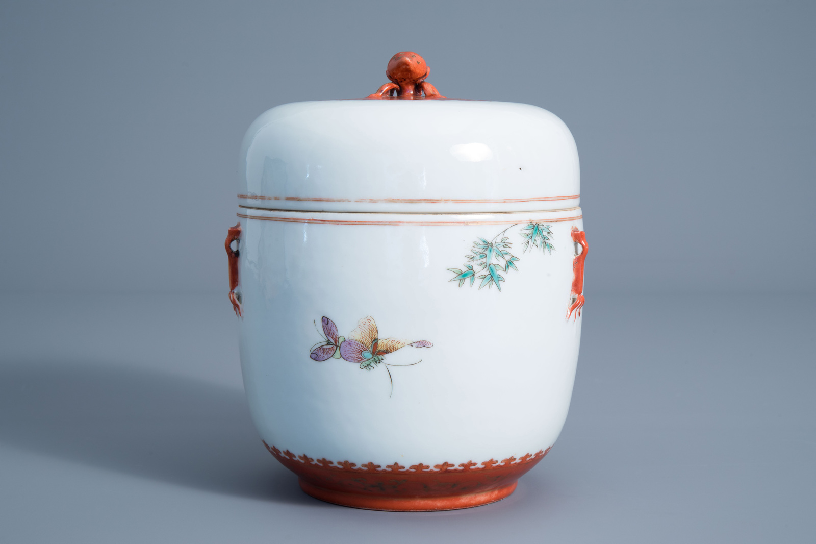 A Chinese jar and cover with floral design, Qianlong mark, 19th/20th C. - Image 4 of 7