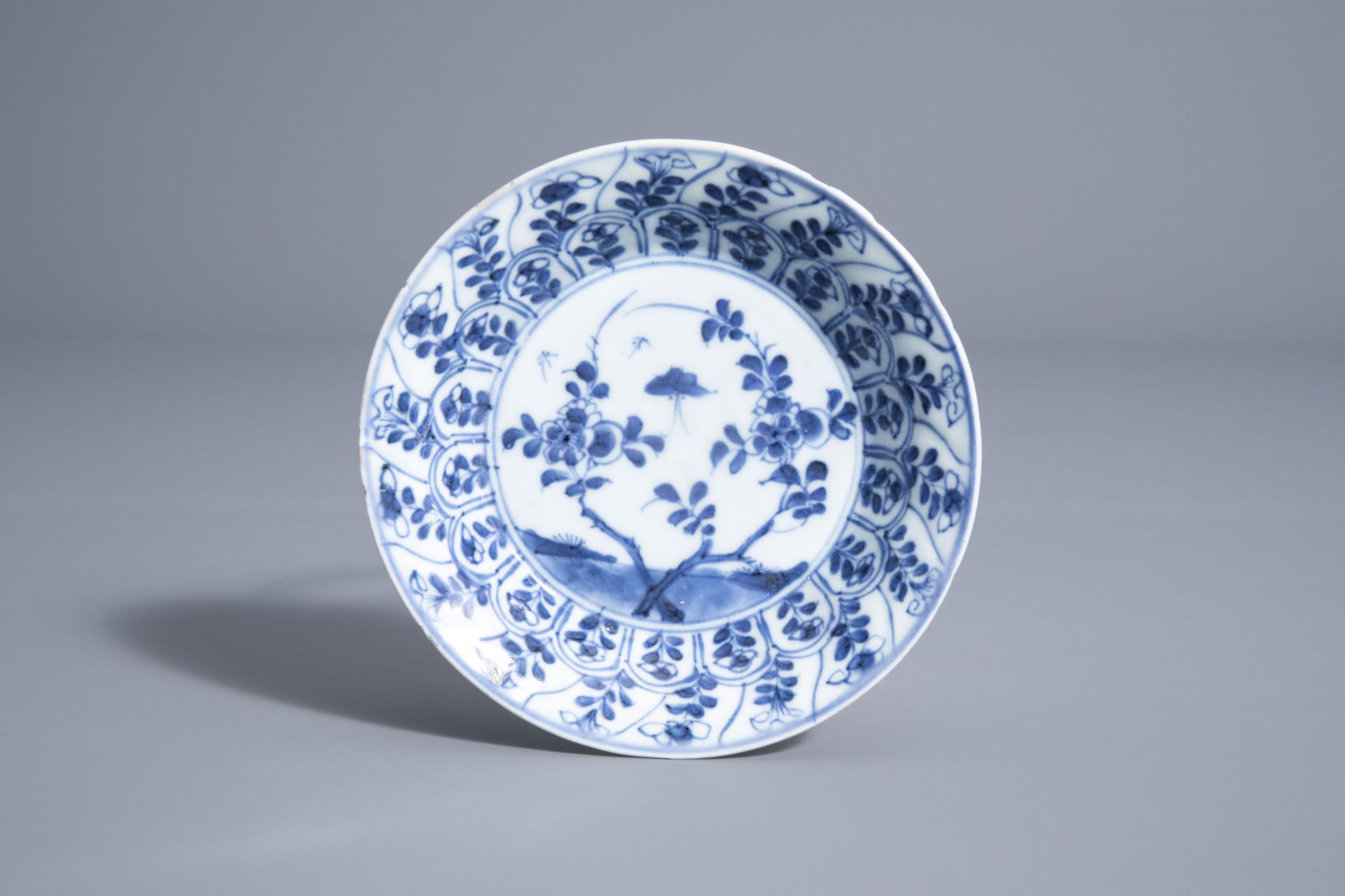 A Chinese Imari style teapot and cover and a blue and white bowl and saucer, Kangxi - Bild 2 aus 15