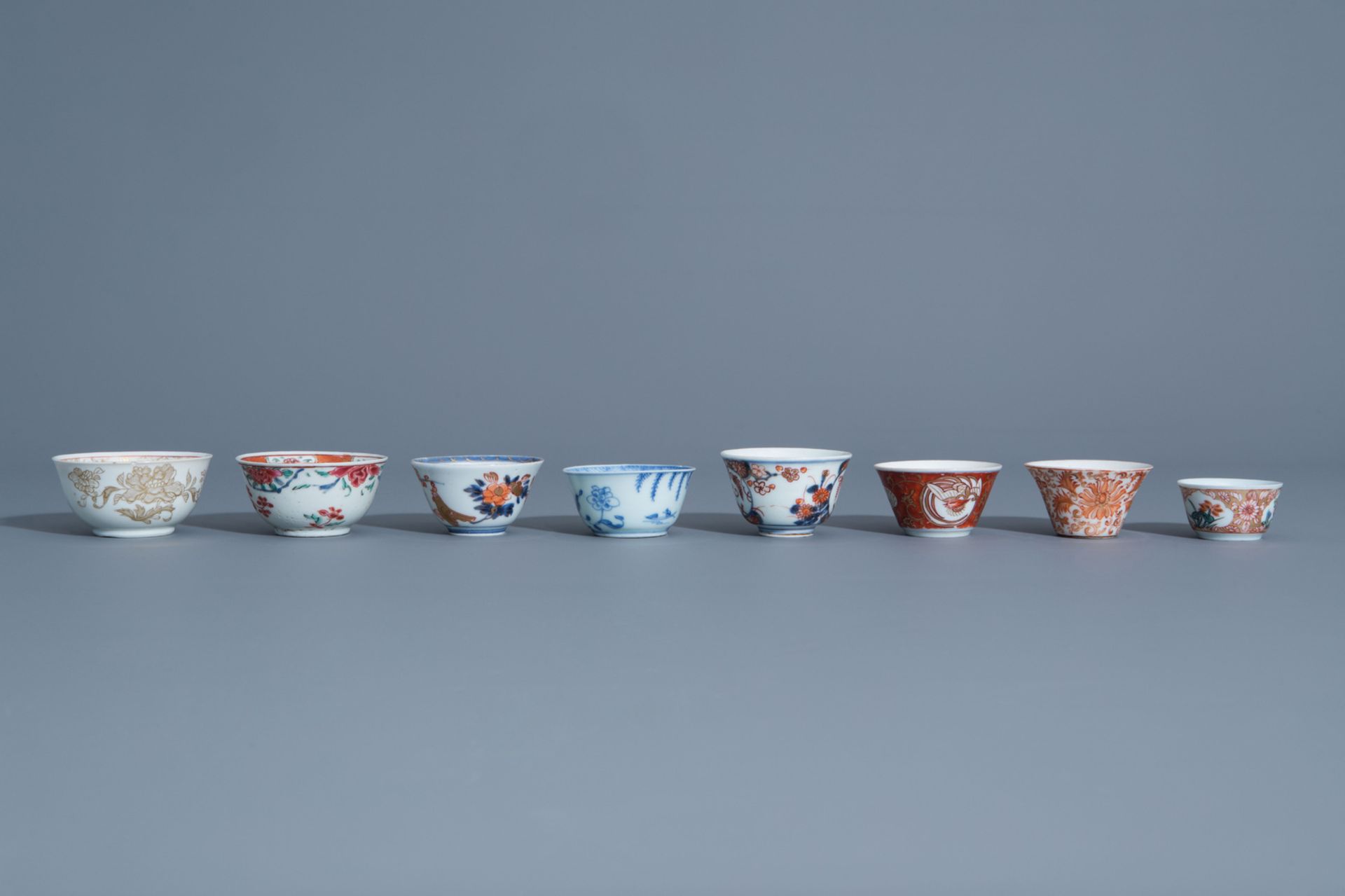 A collection of Chinese and Japanese cups and saucers and a Yixing stoneware teapot and cover, Kangx - Bild 14 aus 17
