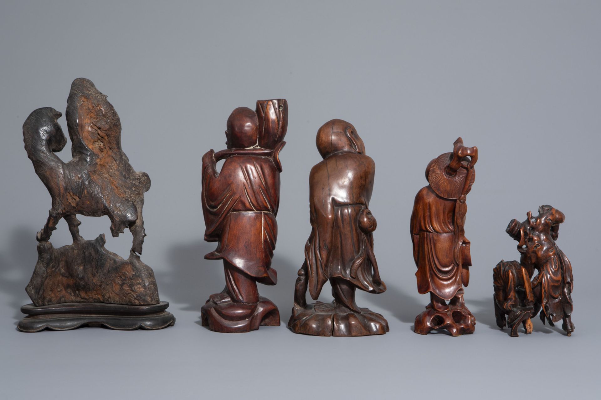 A collection of nine Chinese wooden figures, 19th/20th C. - Bild 10 aus 15