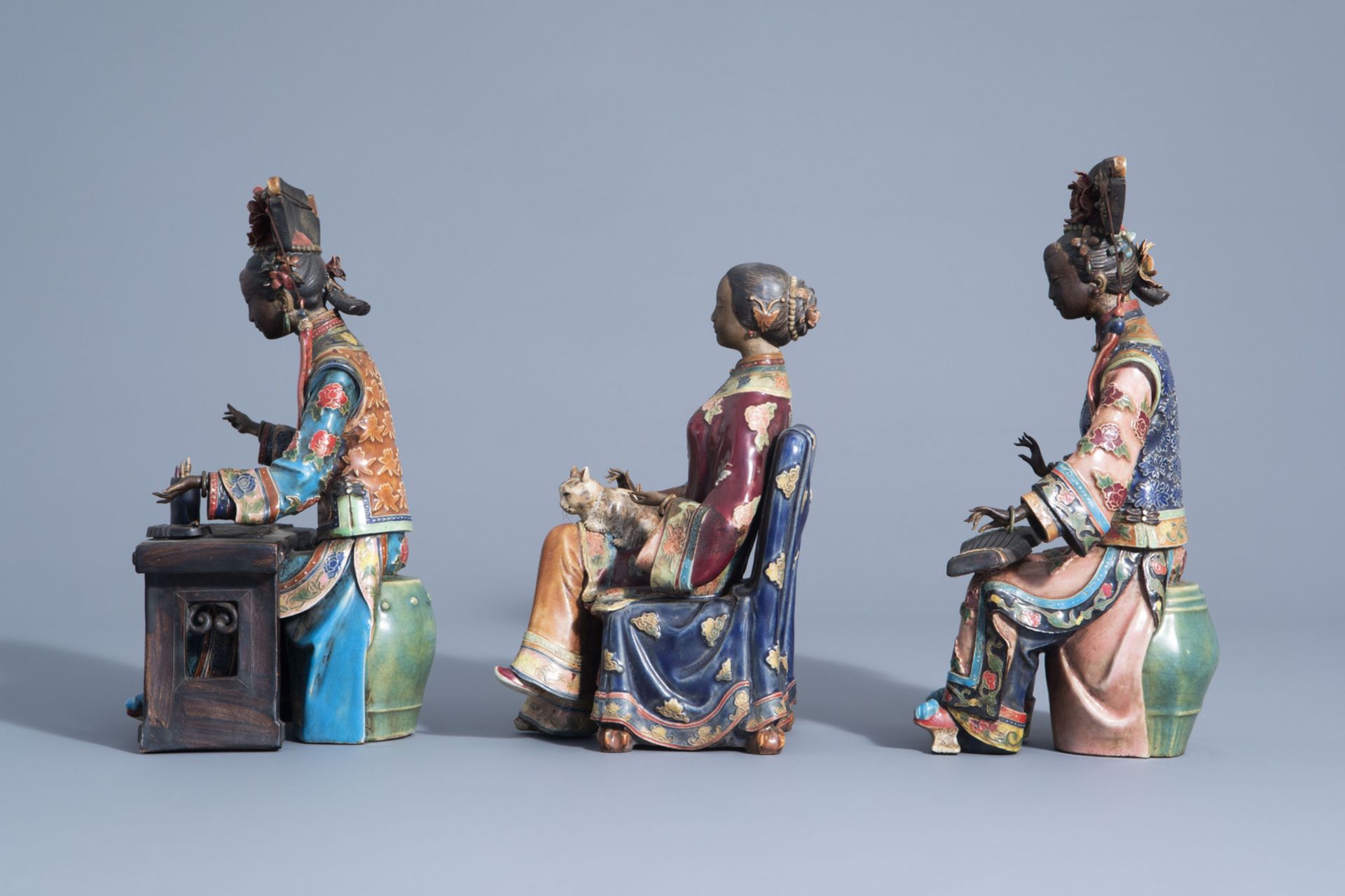 Three Chinese Shiwan pottery models of relaxing ladies, seal marks, 20th C. - Bild 5 aus 11