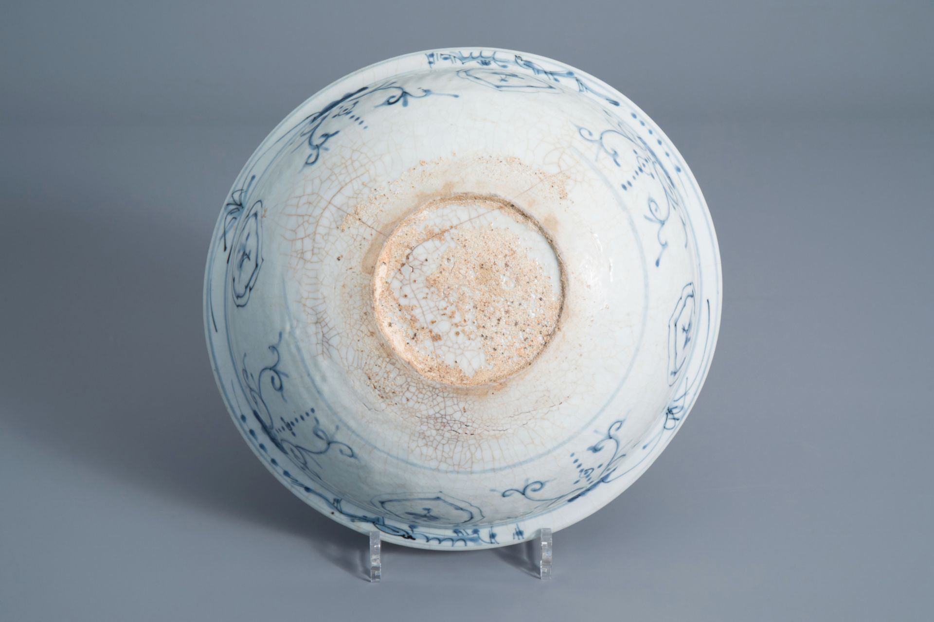 A large Chinese blue and white Swatow bowl, Ming - Image 2 of 7