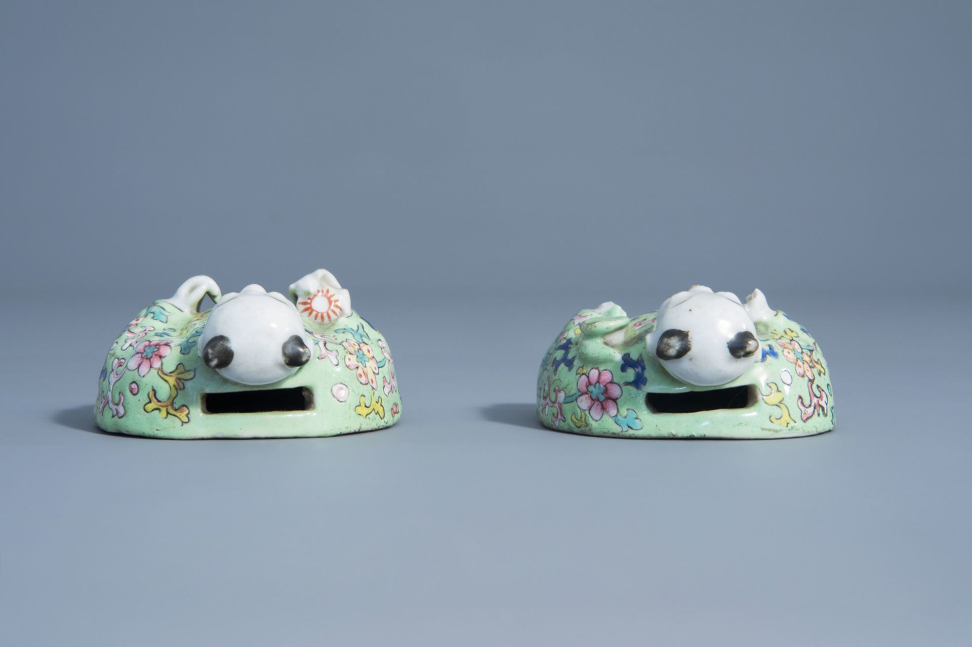 A pair of Chinese famille rose wall suspension joss stick holders, 19th/20th C. - Image 5 of 7