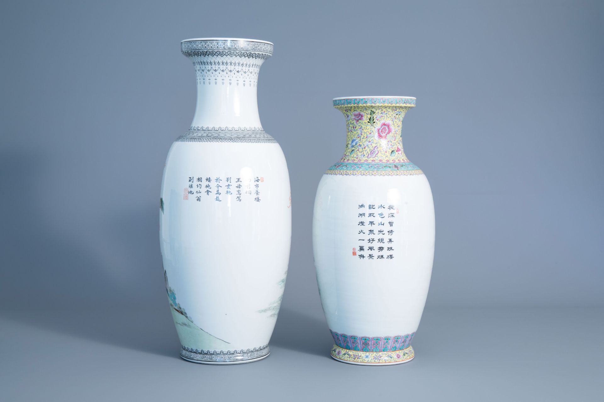 Two various Chinese famille rose vases, a charger and two jars, 20th C. - Bild 4 aus 15