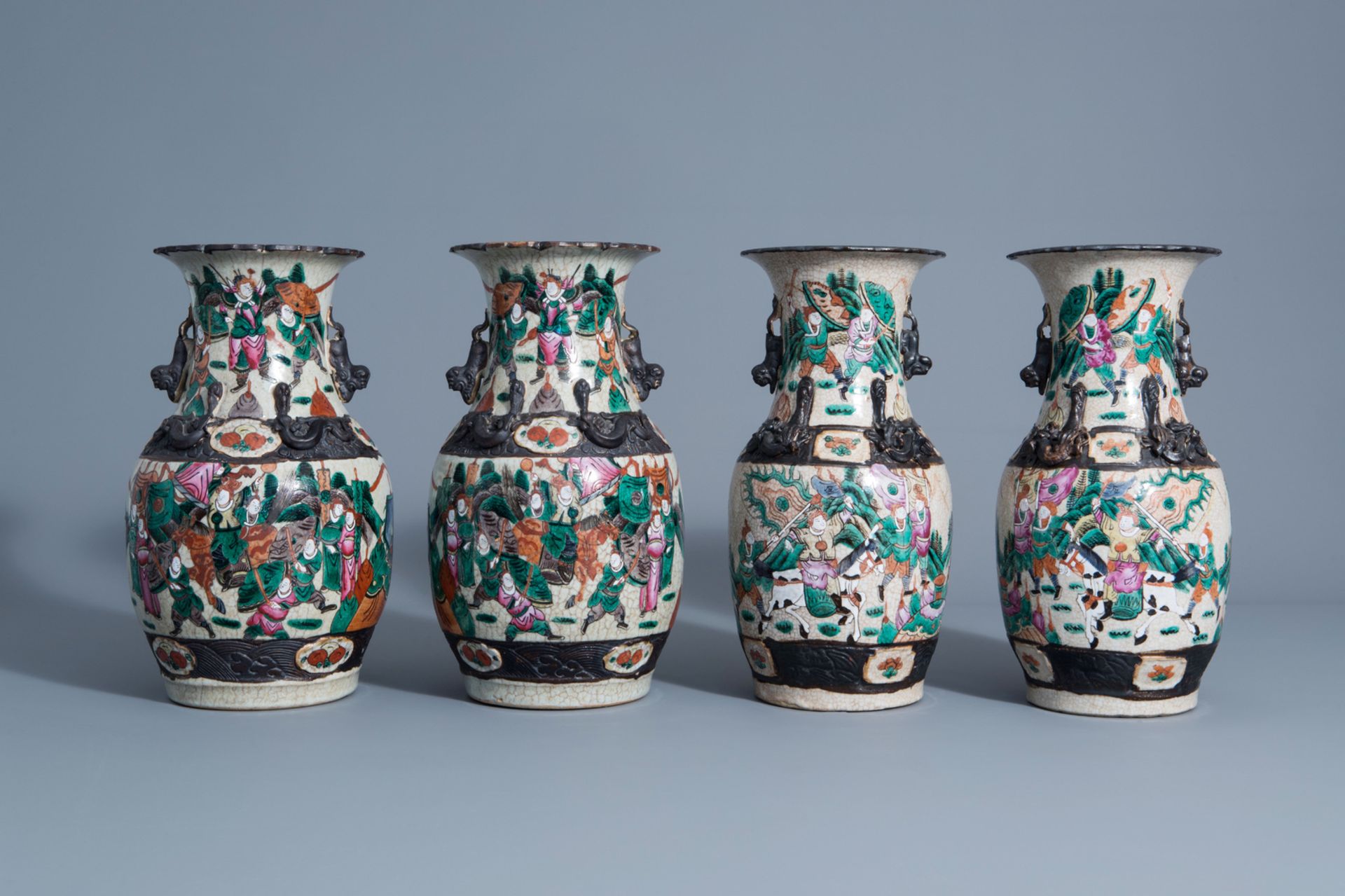 Two pairs of Chinese Nanking crackle glazed famille rose vases with warrior scenes, 19th C. - Bild 3 aus 6