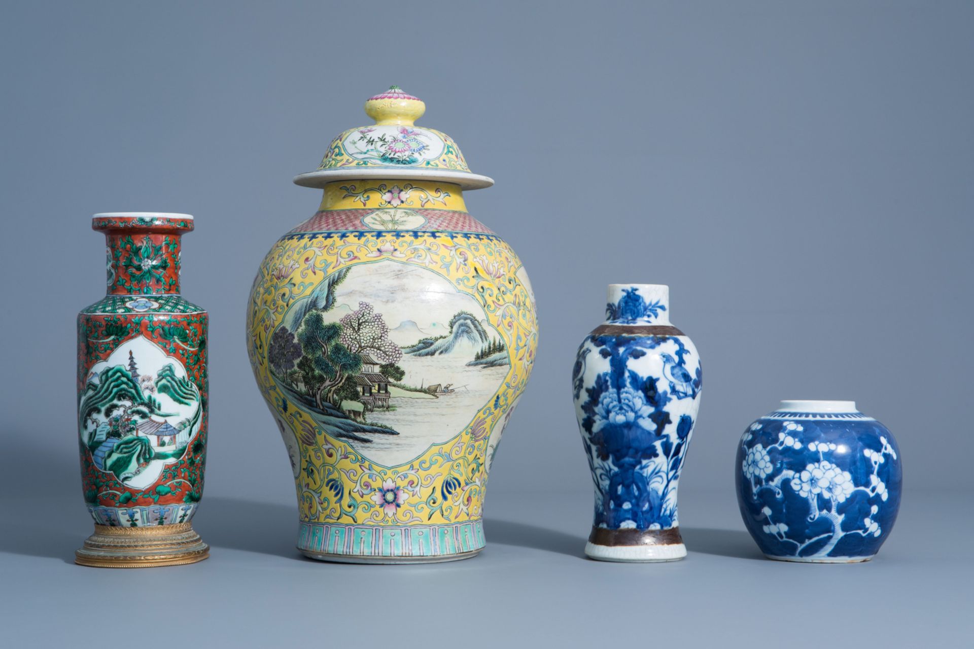 Four Chinese blue and white, famille rose and verte vases, 19th/20th C. - Bild 2 aus 7