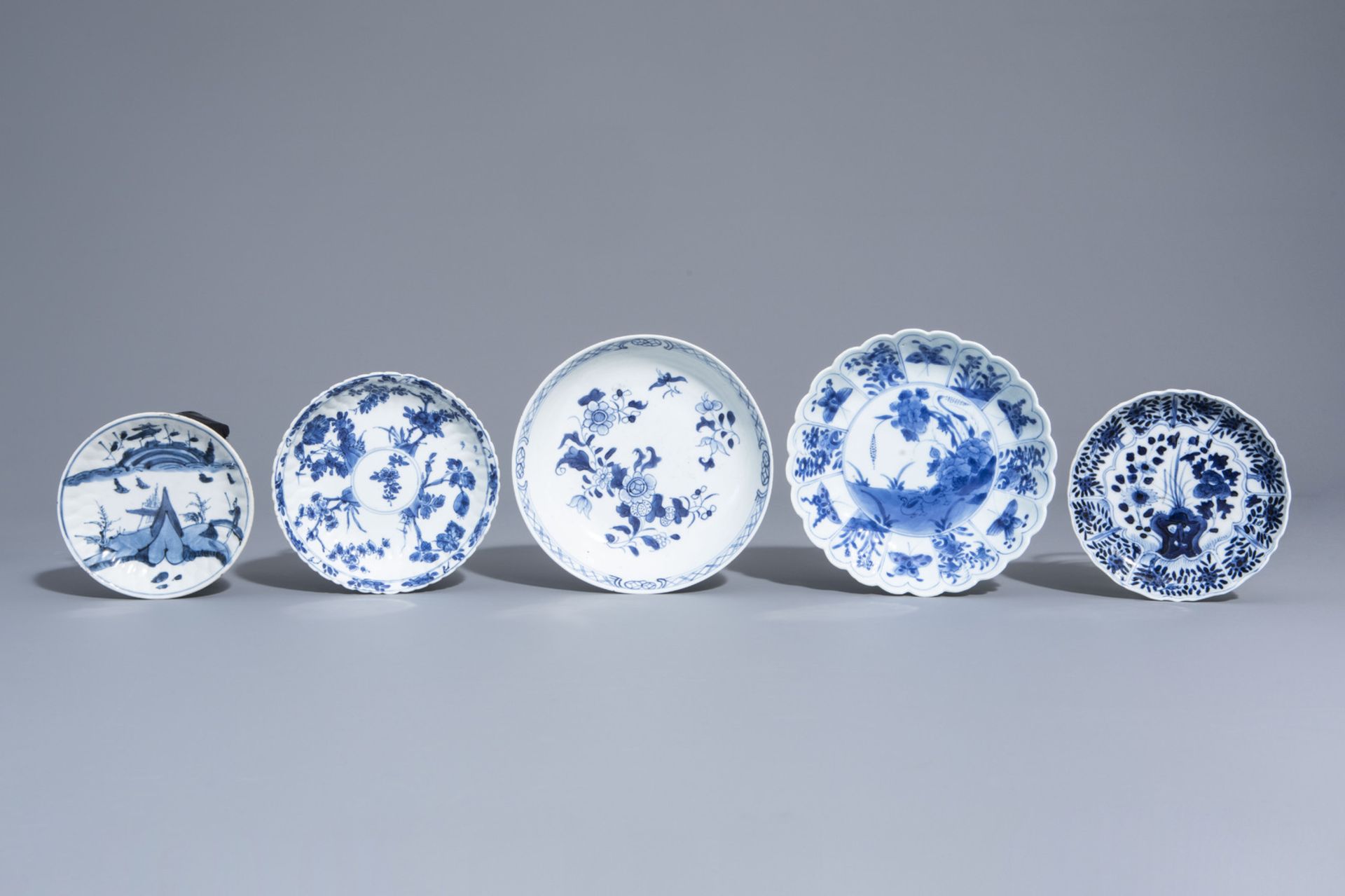 A varied collection of Chinese blue, white and iron red porcelain, Kangxi and later - Bild 3 aus 23