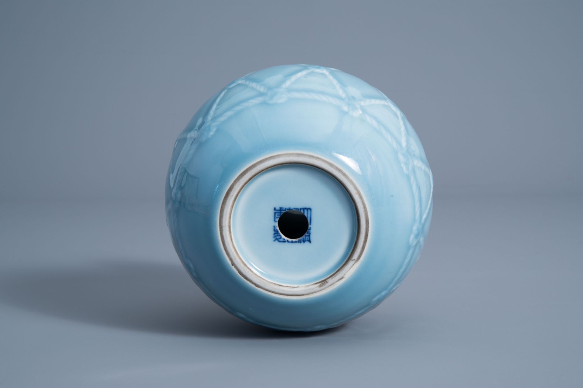 A Chinese monochrome lavender blue vase, 19th/20th C. - Image 7 of 7