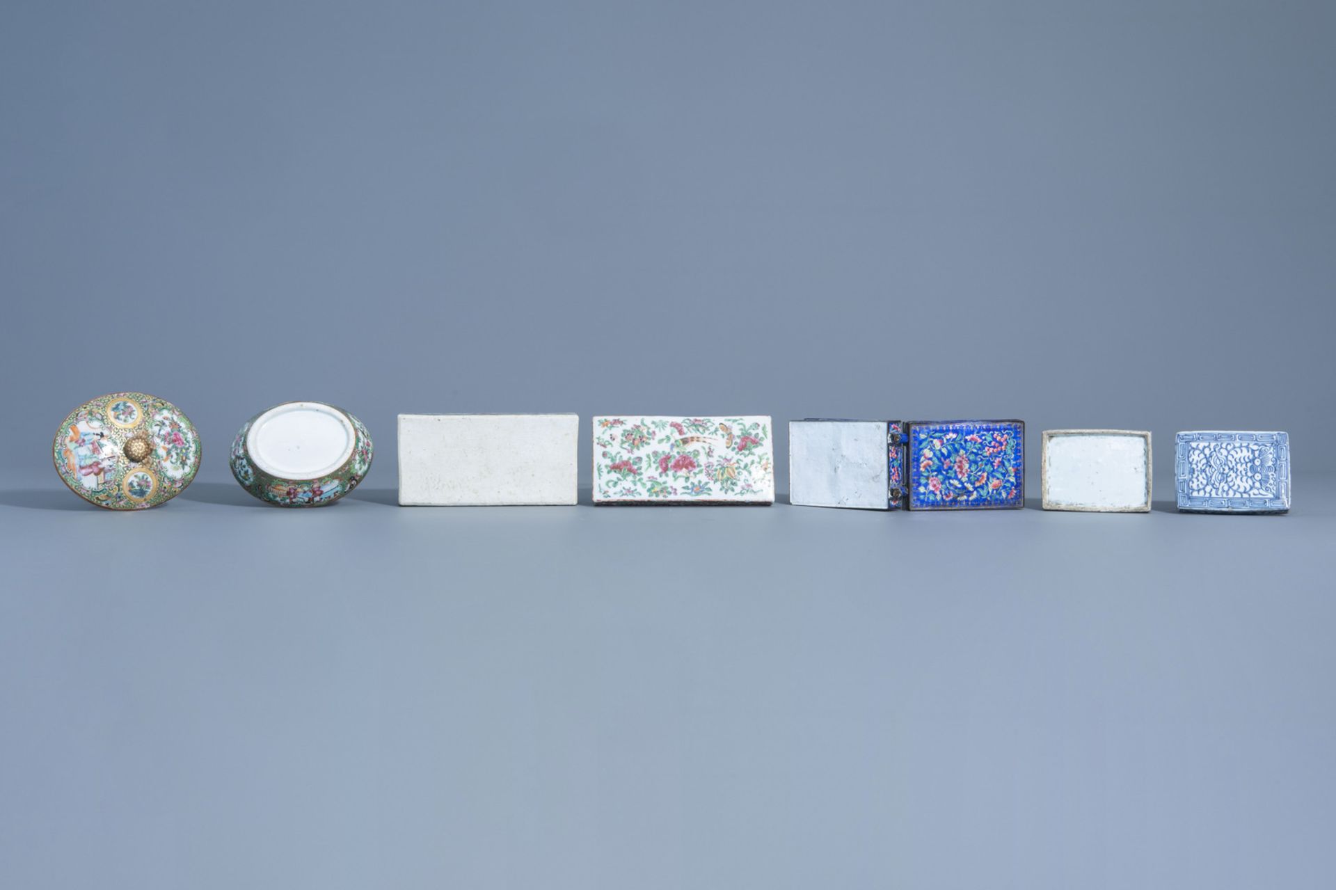 Four various Chinese Canton famille rose, blue and white and cloisonnŽ boxes and covers, 19th/20th C - Image 7 of 7