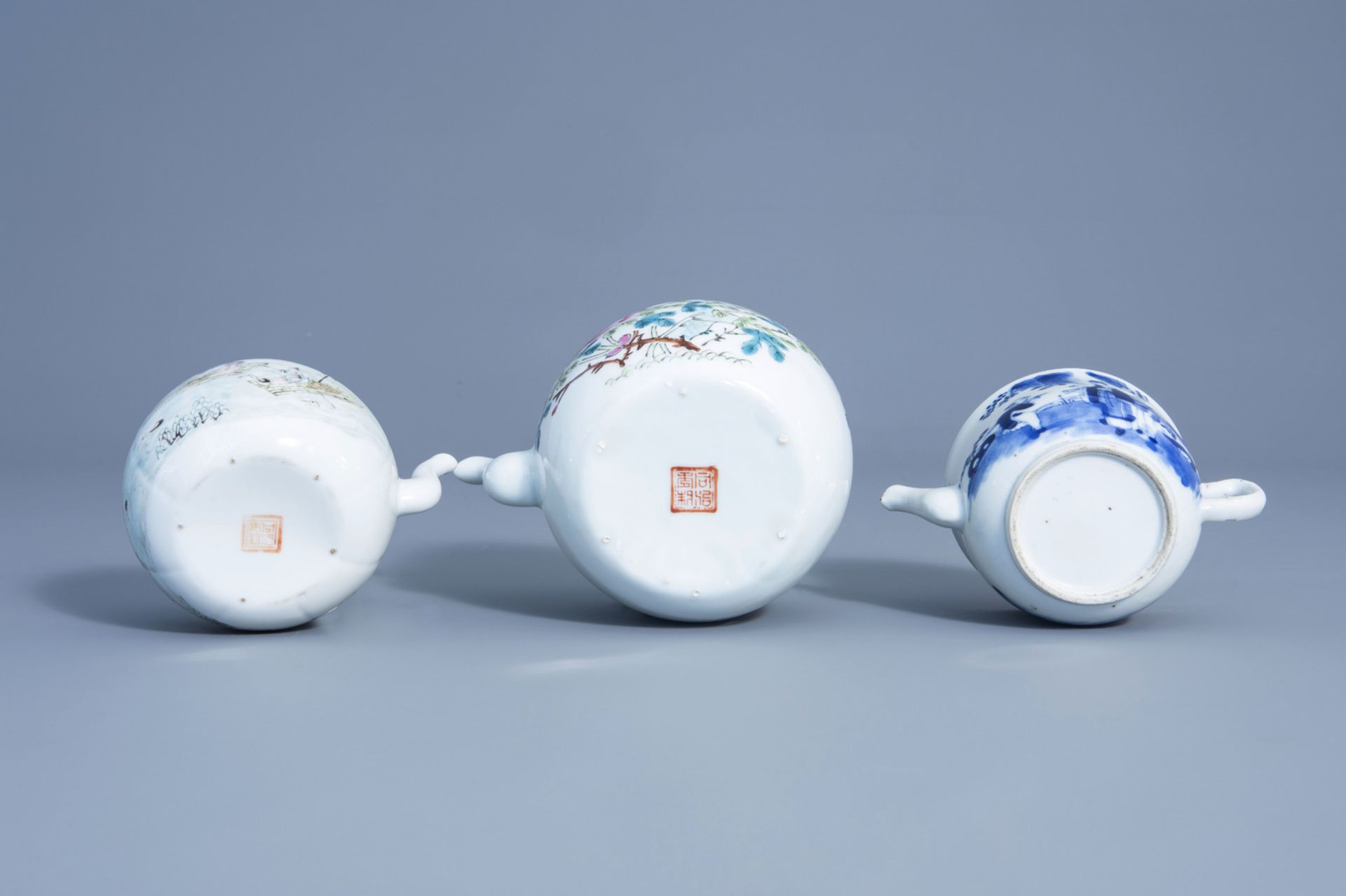 Two Chinese qianjiang cai teapots and covers and a blue and white teapot, 19th/20th C. - Bild 7 aus 9