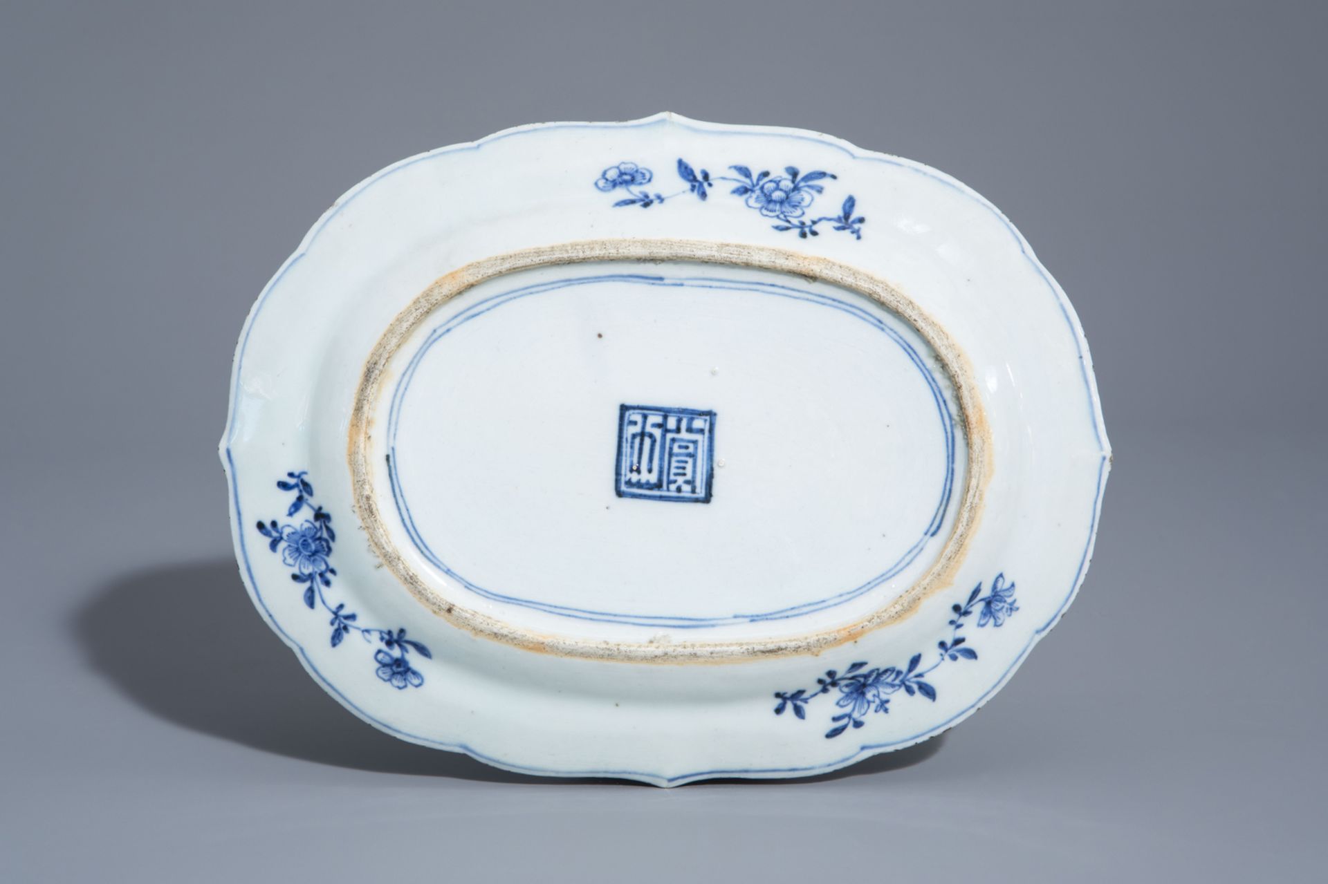 Four Chinese blue and white chargers, Kangxi and later - Bild 5 aus 9