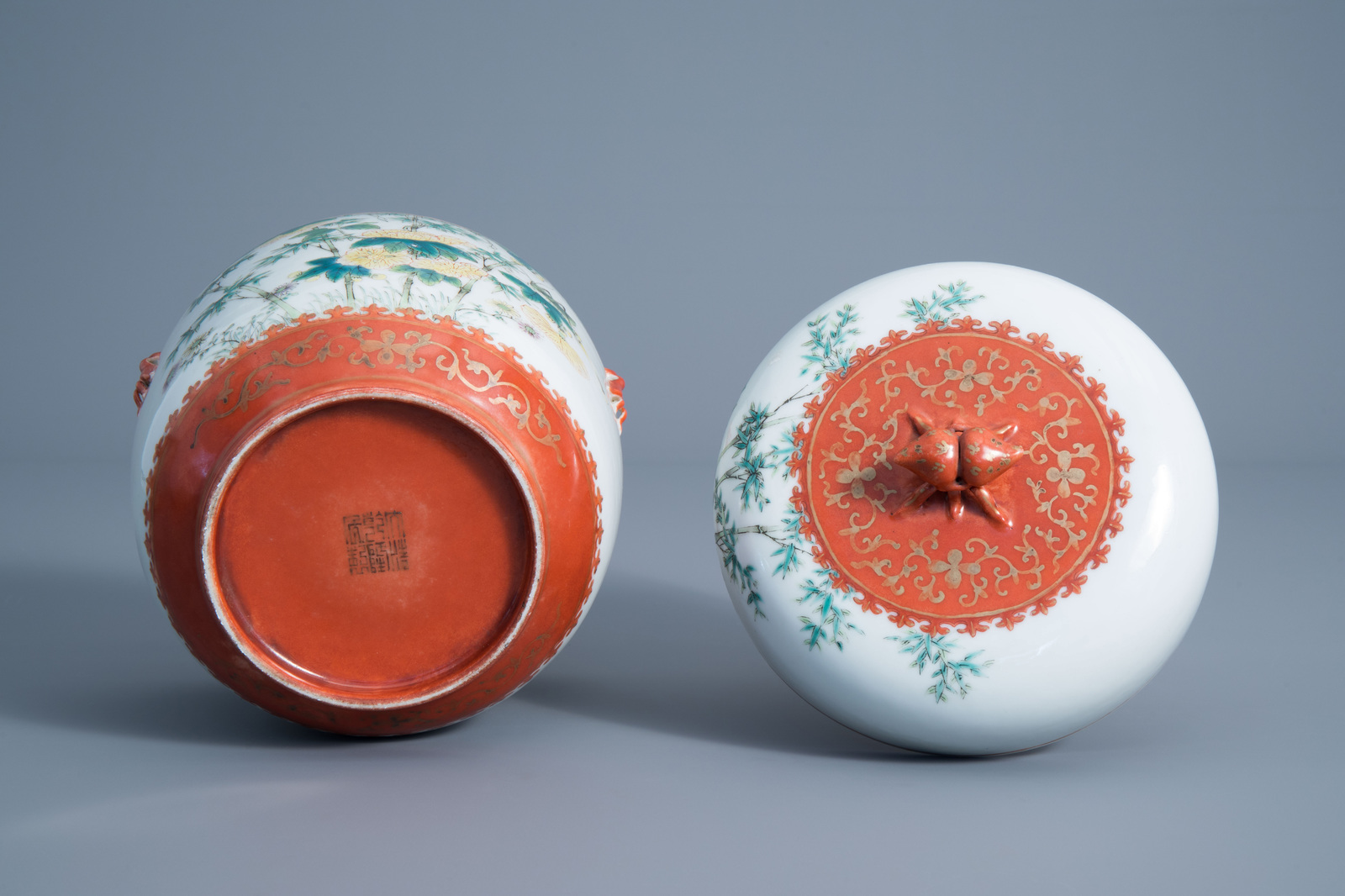 A Chinese jar and cover with floral design, Qianlong mark, 19th/20th C. - Image 6 of 7
