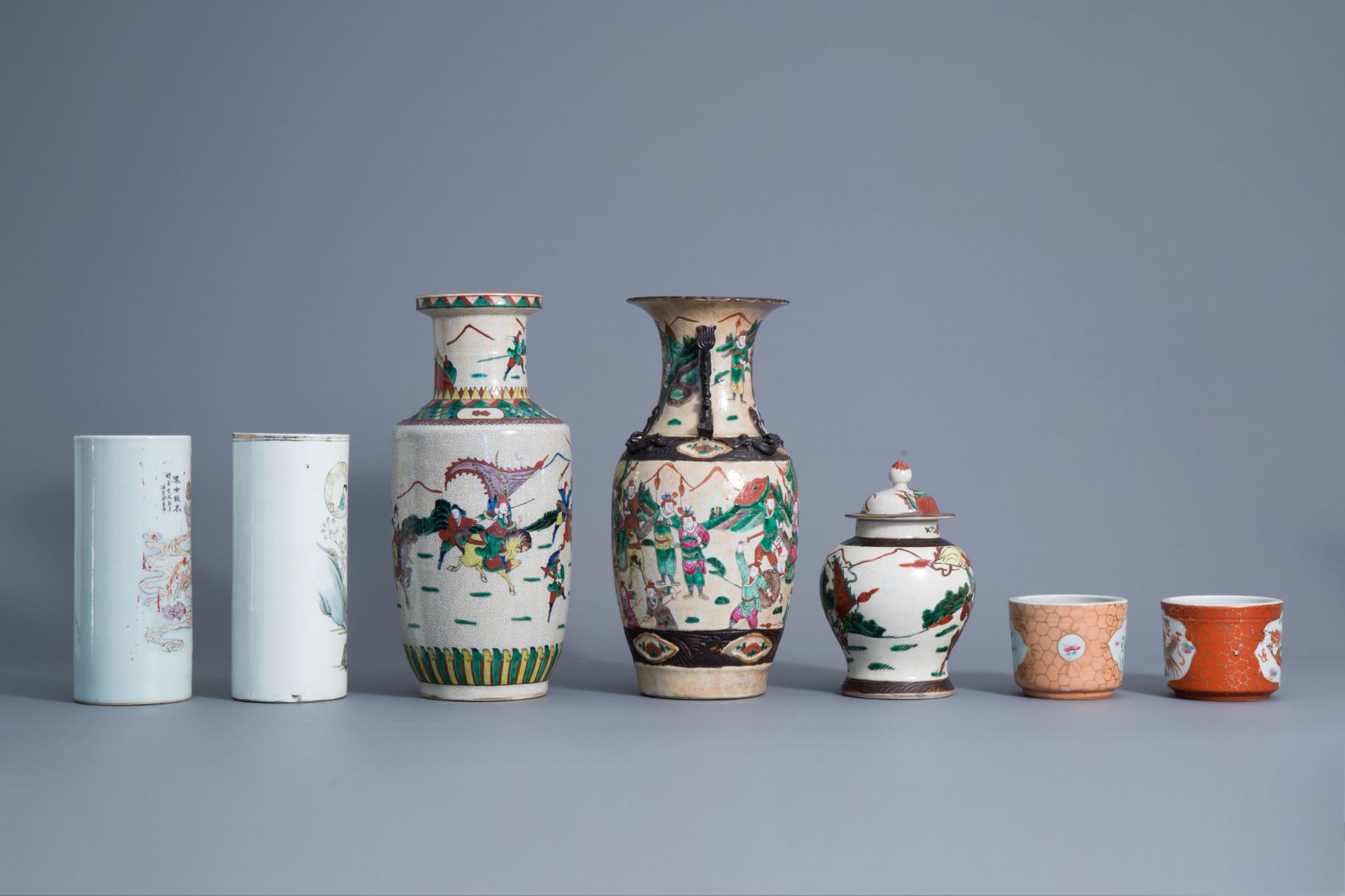 A varied collection of Chinese Nanking crackle glazed and famille rose porcelain, 19th/20th C. - Image 3 of 9