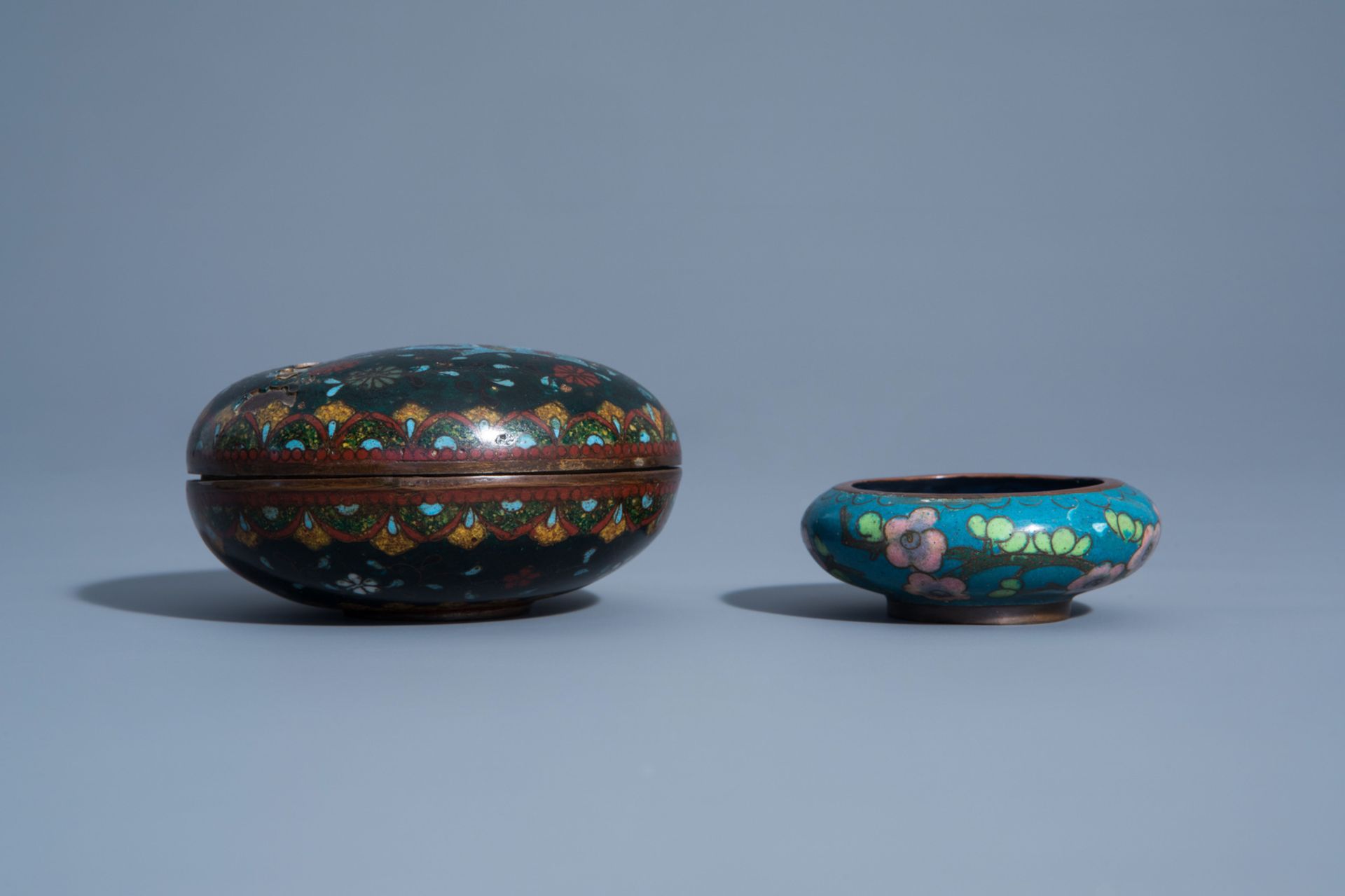 A varied collection of Chinese and Japanese cloisonnŽ and champlevŽ wares, 19th/20th C. - Bild 15 aus 17