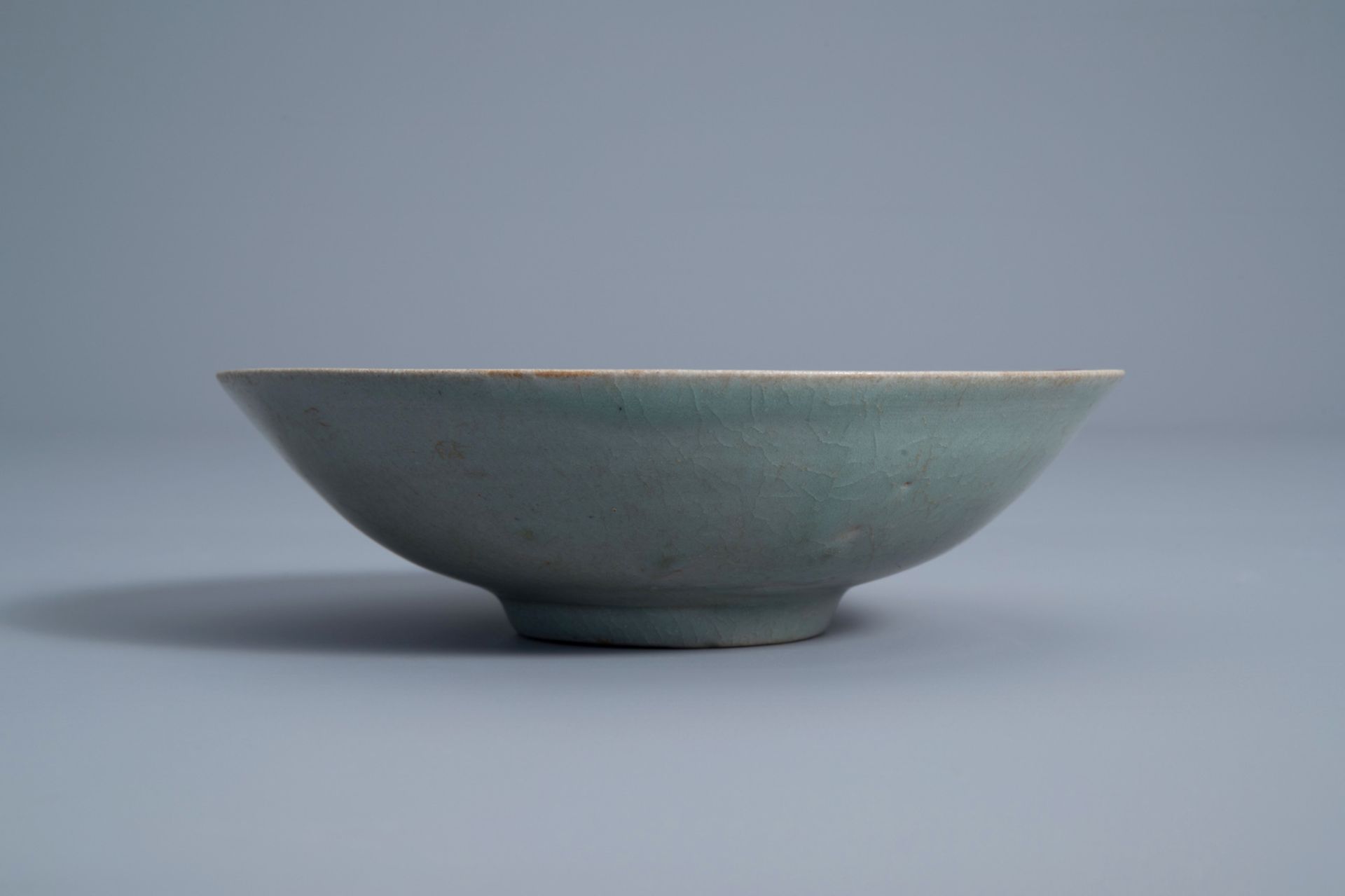 A Korean celadon bowl with incised design, probably Goryeo/Joseon, 14th/15th C. - Bild 5 aus 7