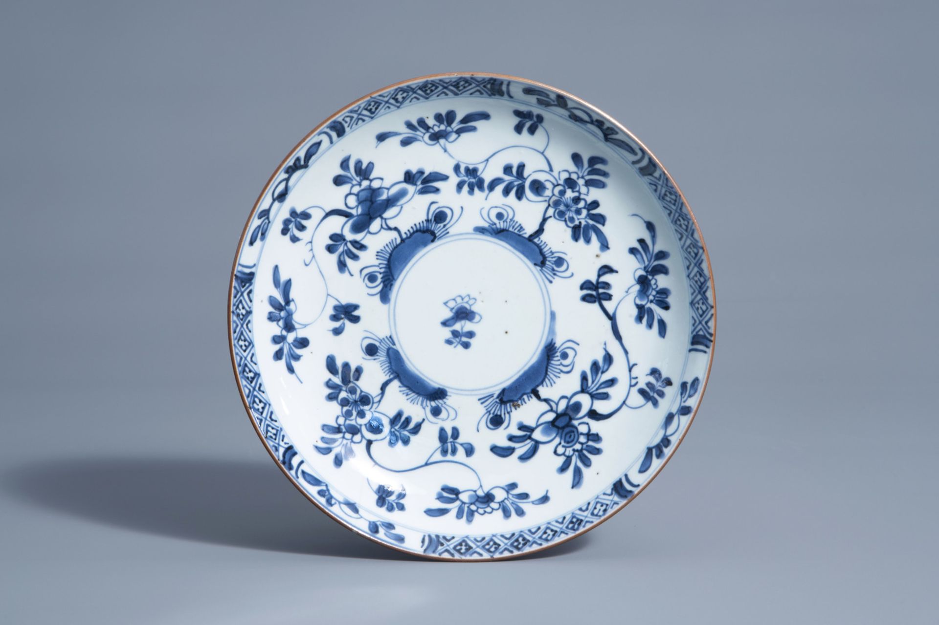 Ten Chinese blue, white, Imari style and iron red plates with different designs, 18th C. and later - Bild 6 aus 11