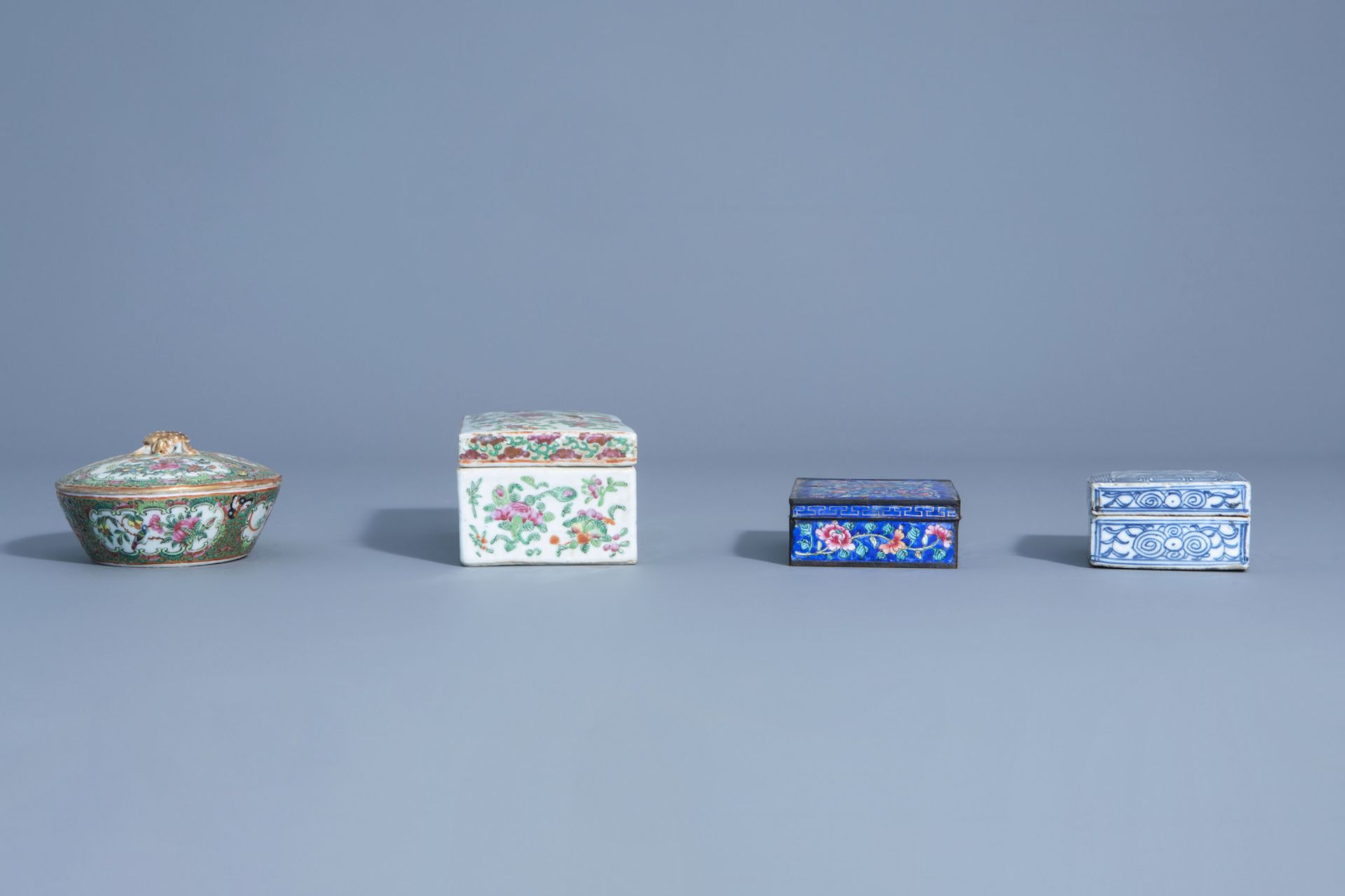 Four various Chinese Canton famille rose, blue and white and cloisonnŽ boxes and covers, 19th/20th C - Image 5 of 7