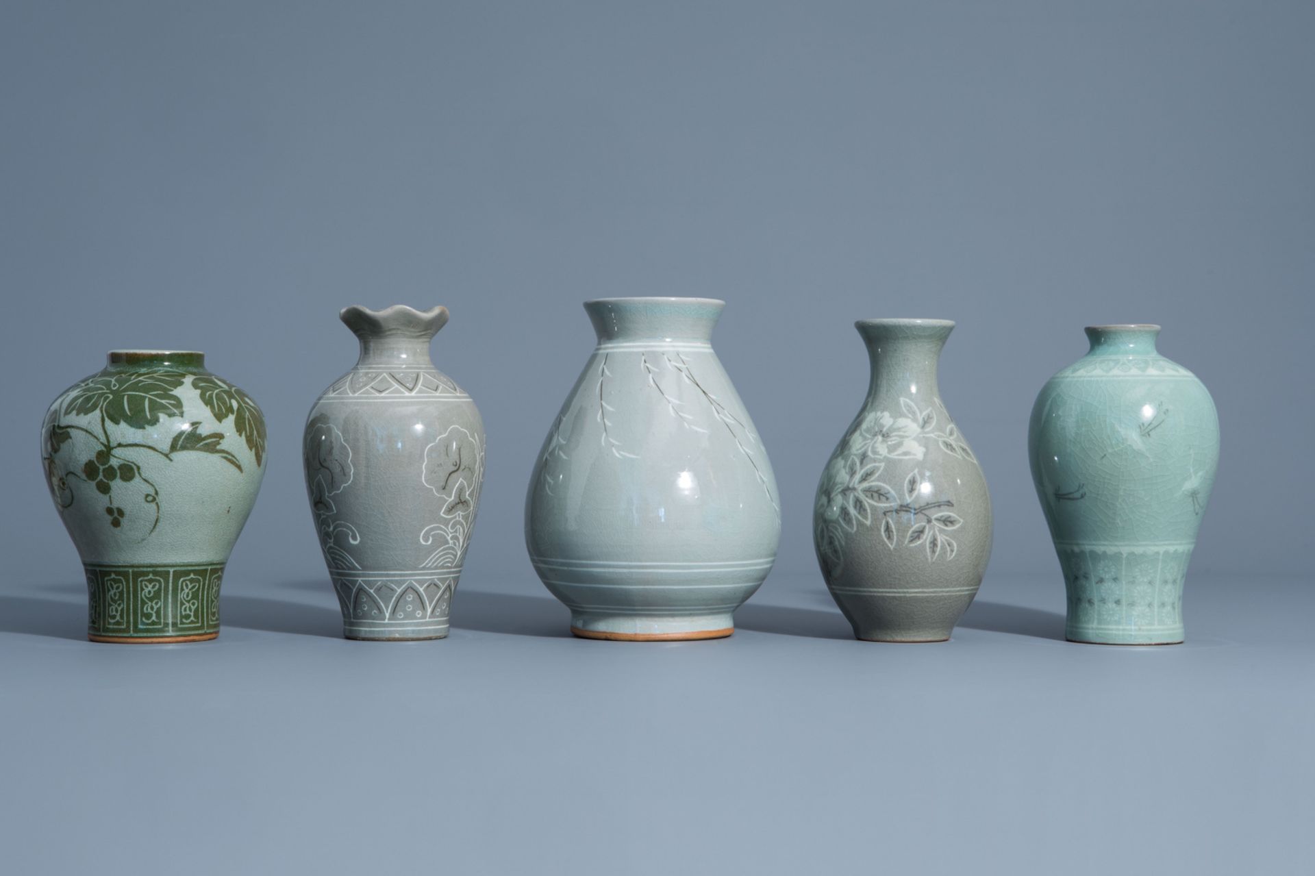 Five Korean celadon ground vases with floral design, 20th C. - Bild 5 aus 12