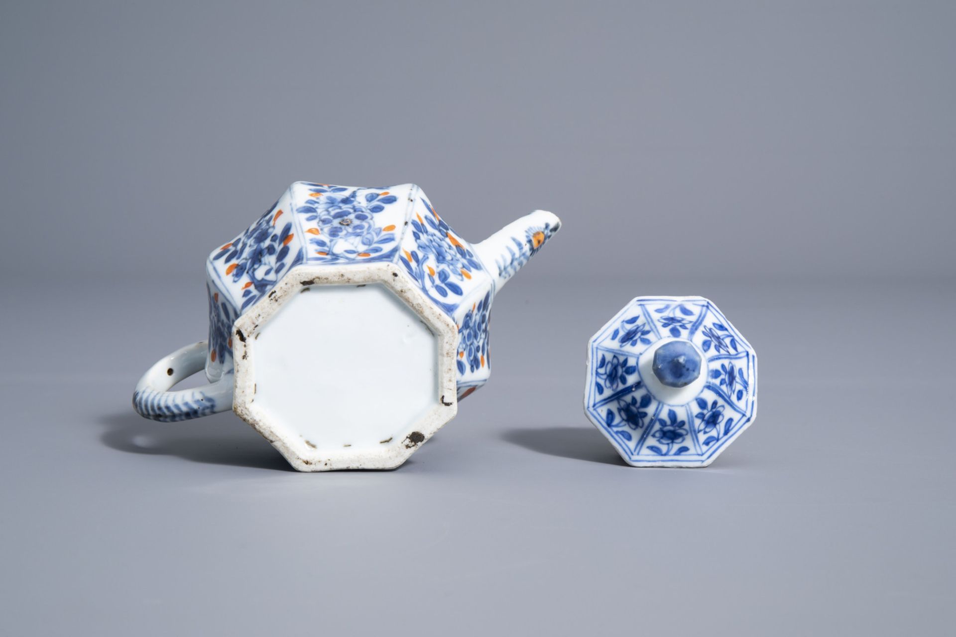 A Chinese Imari style teapot and cover and a blue and white bowl and saucer, Kangxi - Bild 15 aus 15