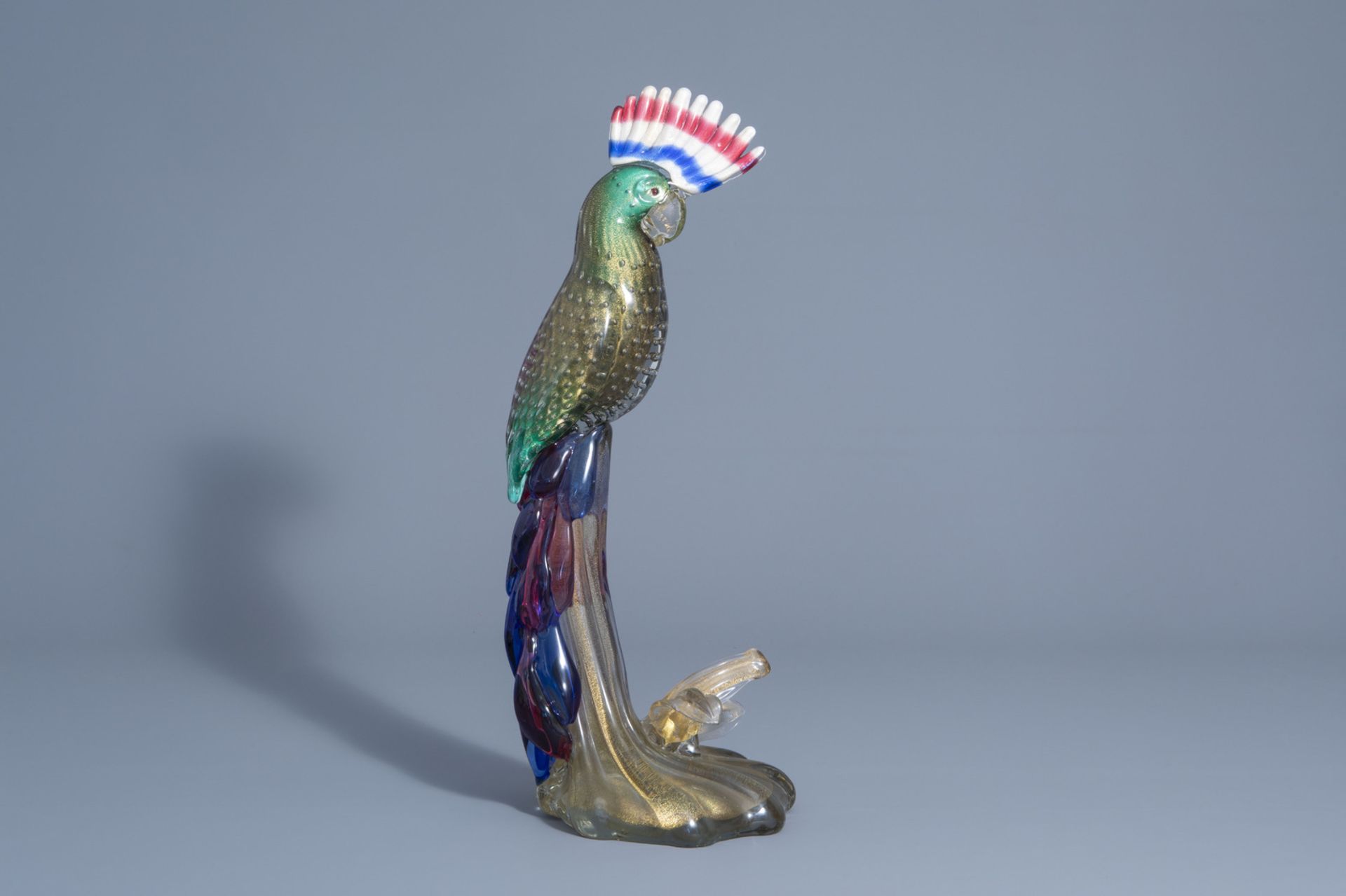 A large Venetian or Murano glass parrot figure with gold inclusions, Italy, 20th C. - Bild 3 aus 7