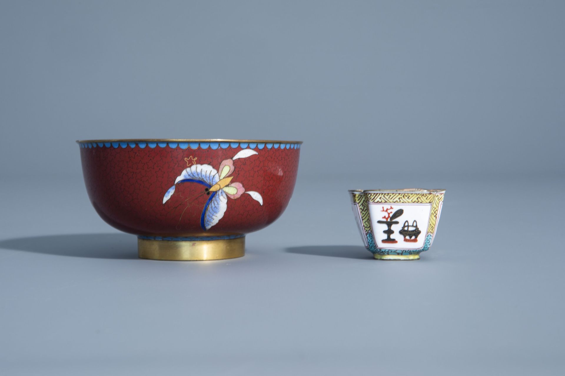 A varied collection of Chinese cloisonnŽ and enamel wares, 19th/20th C. - Bild 12 aus 15