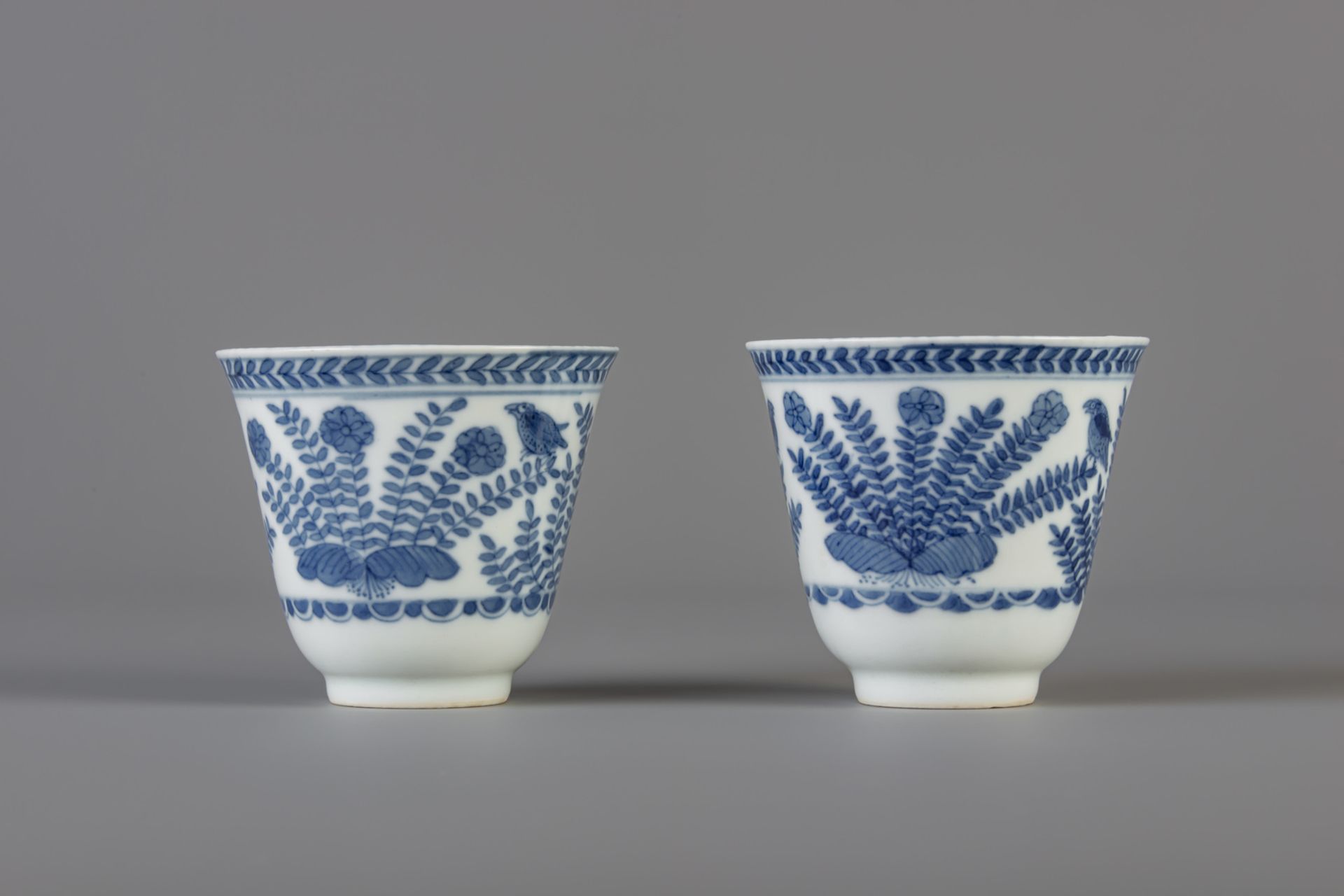 A pair of Chinese blue and white cups and saucers and two Imari style plates, 18th/19th C. - Bild 6 aus 9