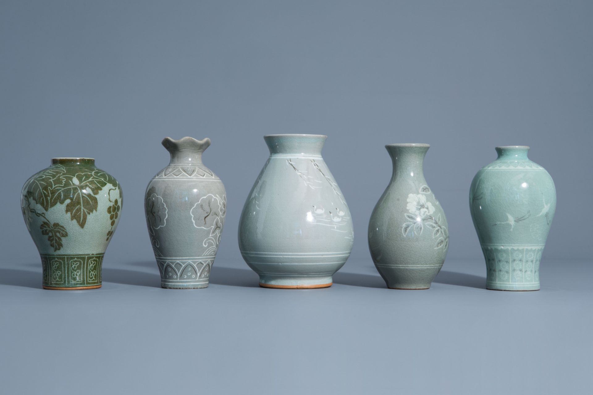 Five Korean celadon ground vases with floral design, 20th C. - Bild 3 aus 12