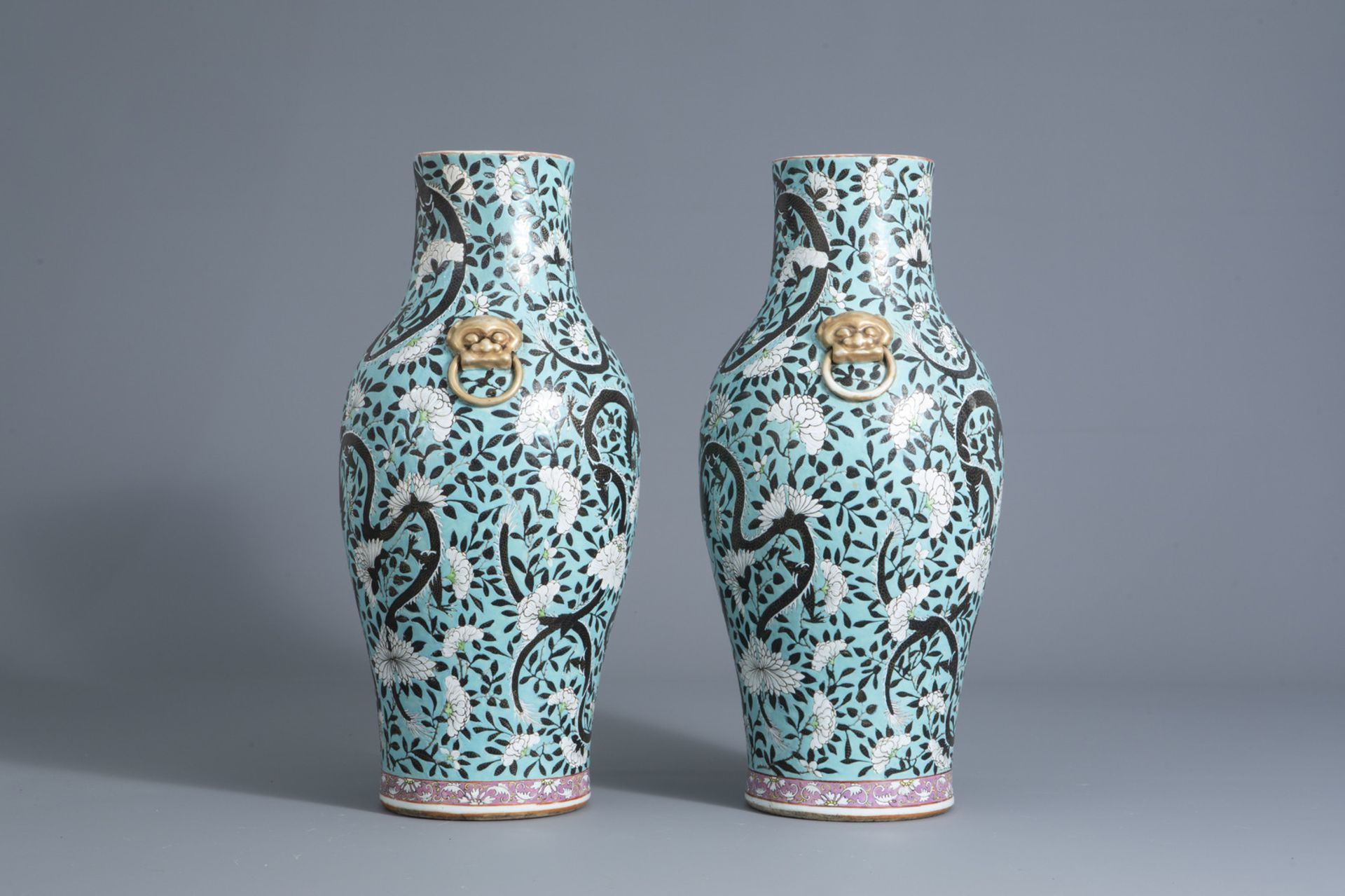 A pair of Chinese turquoise ground dragon vases, 19th C. - Bild 2 aus 6