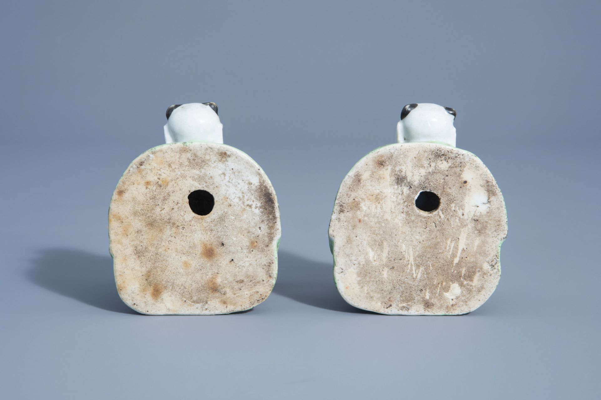 A pair of Chinese famille rose wall suspension joss stick holders, 19th/20th C. - Image 2 of 7