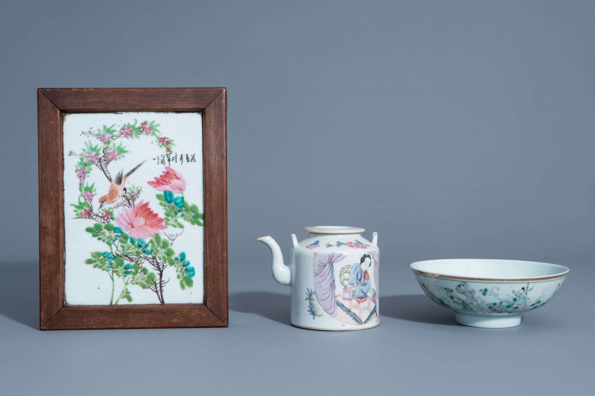 A varied collection of Chinese famille rose and qianjiang cai porcelain, 19th/20th C. - Image 8 of 13