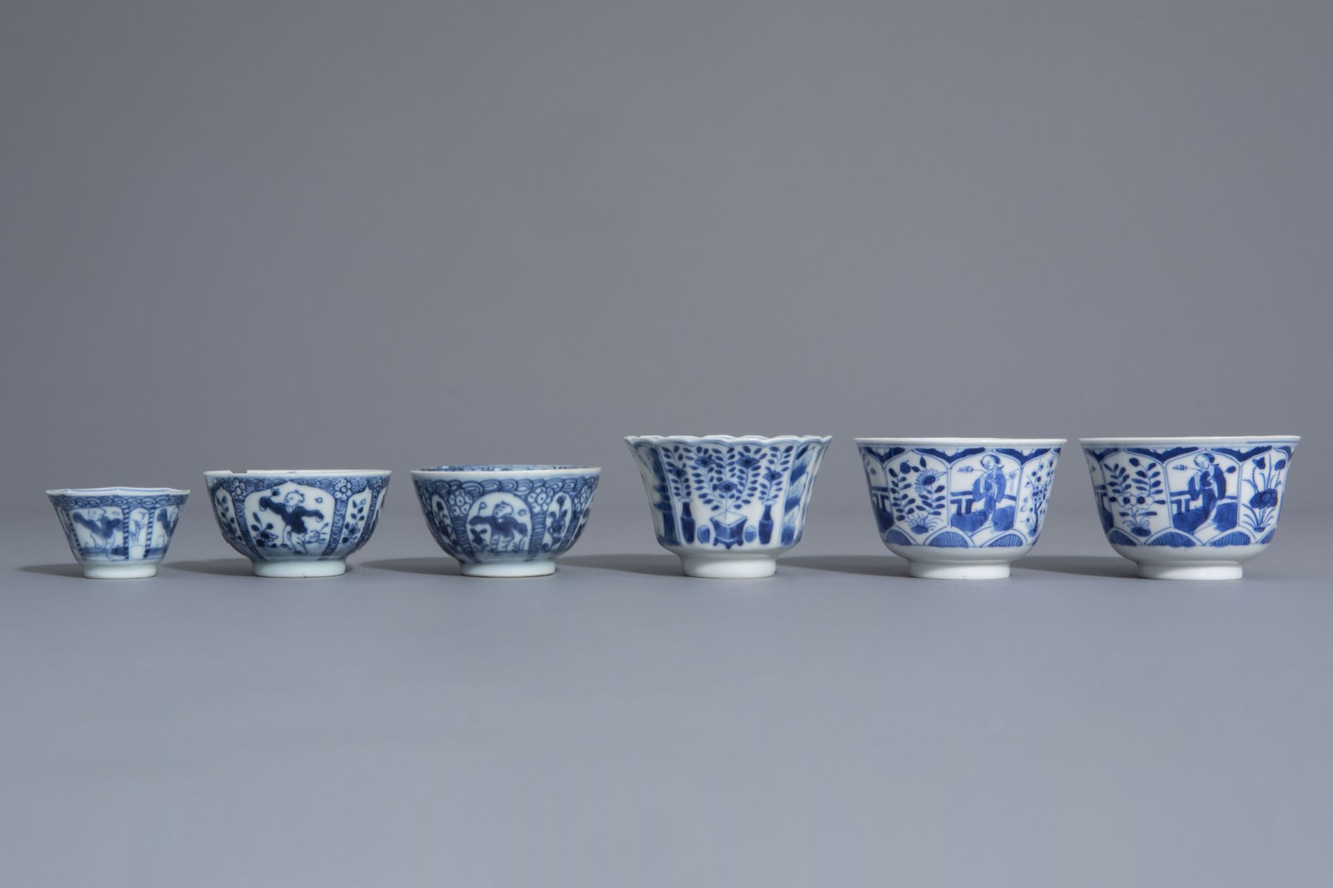 A varied collection of Chinese blue and white and famille rose wares, Kangxi and later - Bild 4 aus 15