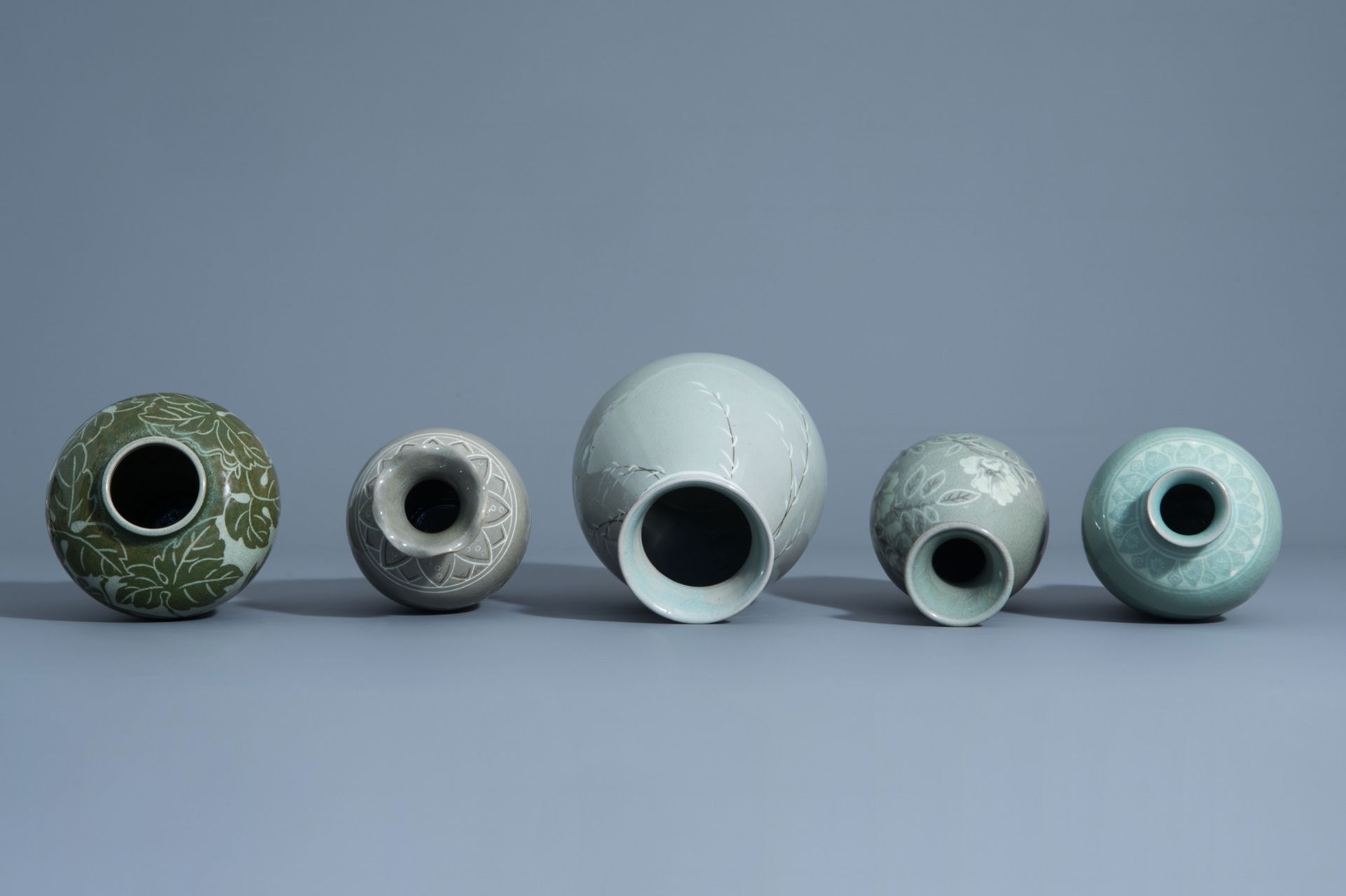 Five Korean celadon ground vases with floral design, 20th C. - Bild 6 aus 12