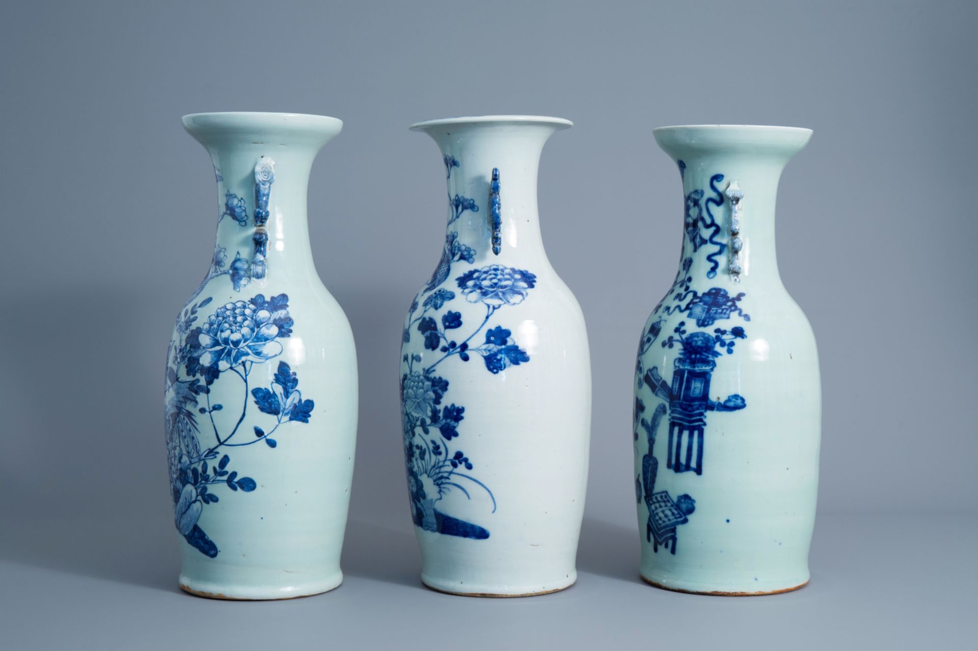 Three Chinese blue and white celadon vases with antiquities and birds among blossoms, 19th C. - Bild 5 aus 7
