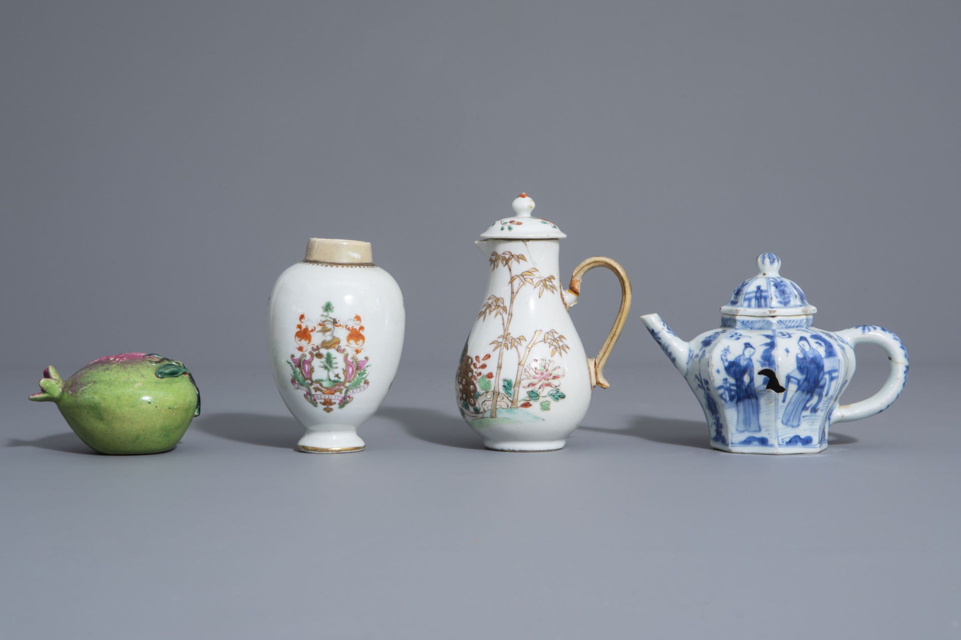 A varied collection of Chinese blue and white and famille rose wares, Kangxi and later - Bild 12 aus 15