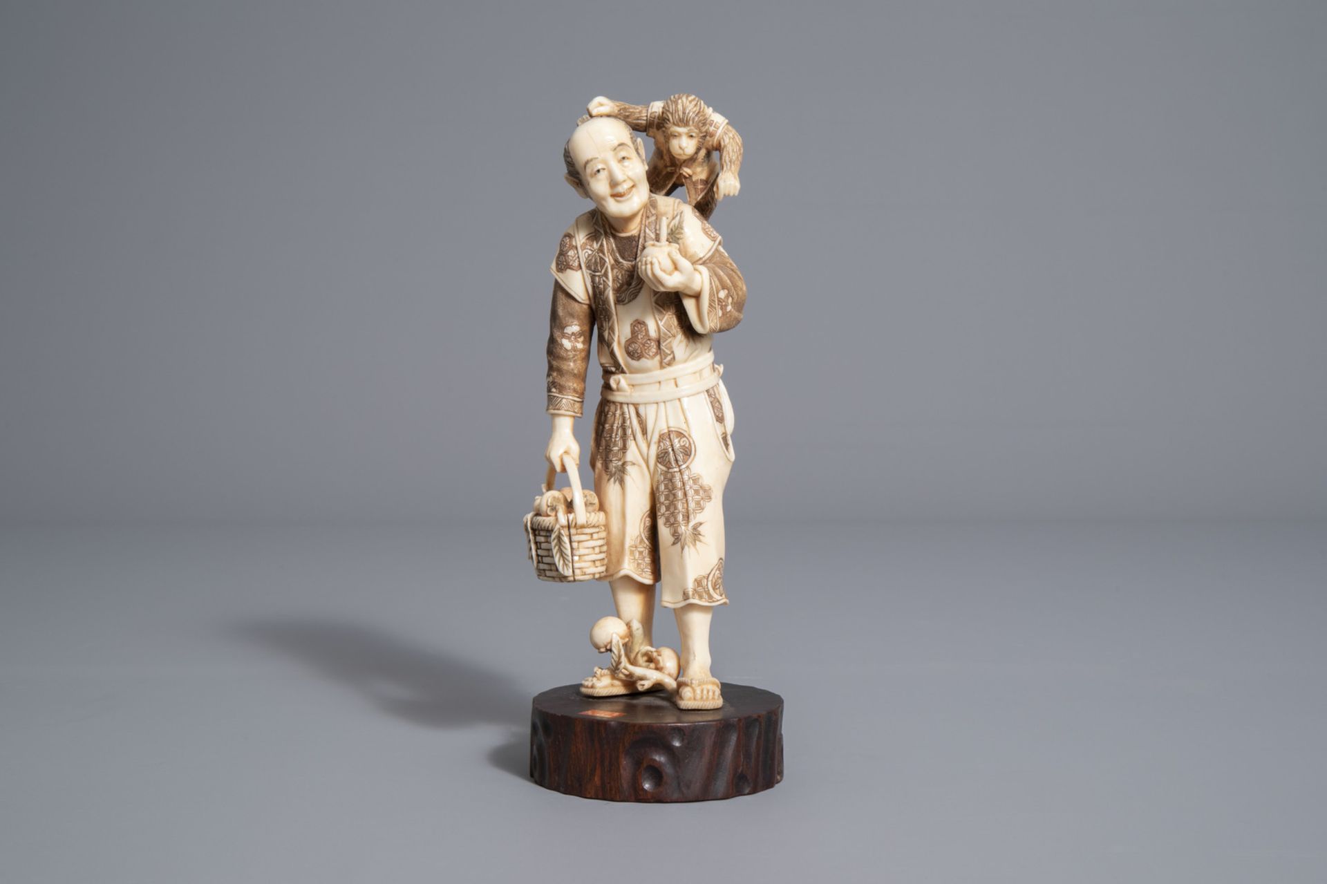 A Japanese ivory okimono of a fruit seller and his monkey, signed, Meiji, 19th/20th C. - Bild 2 aus 8