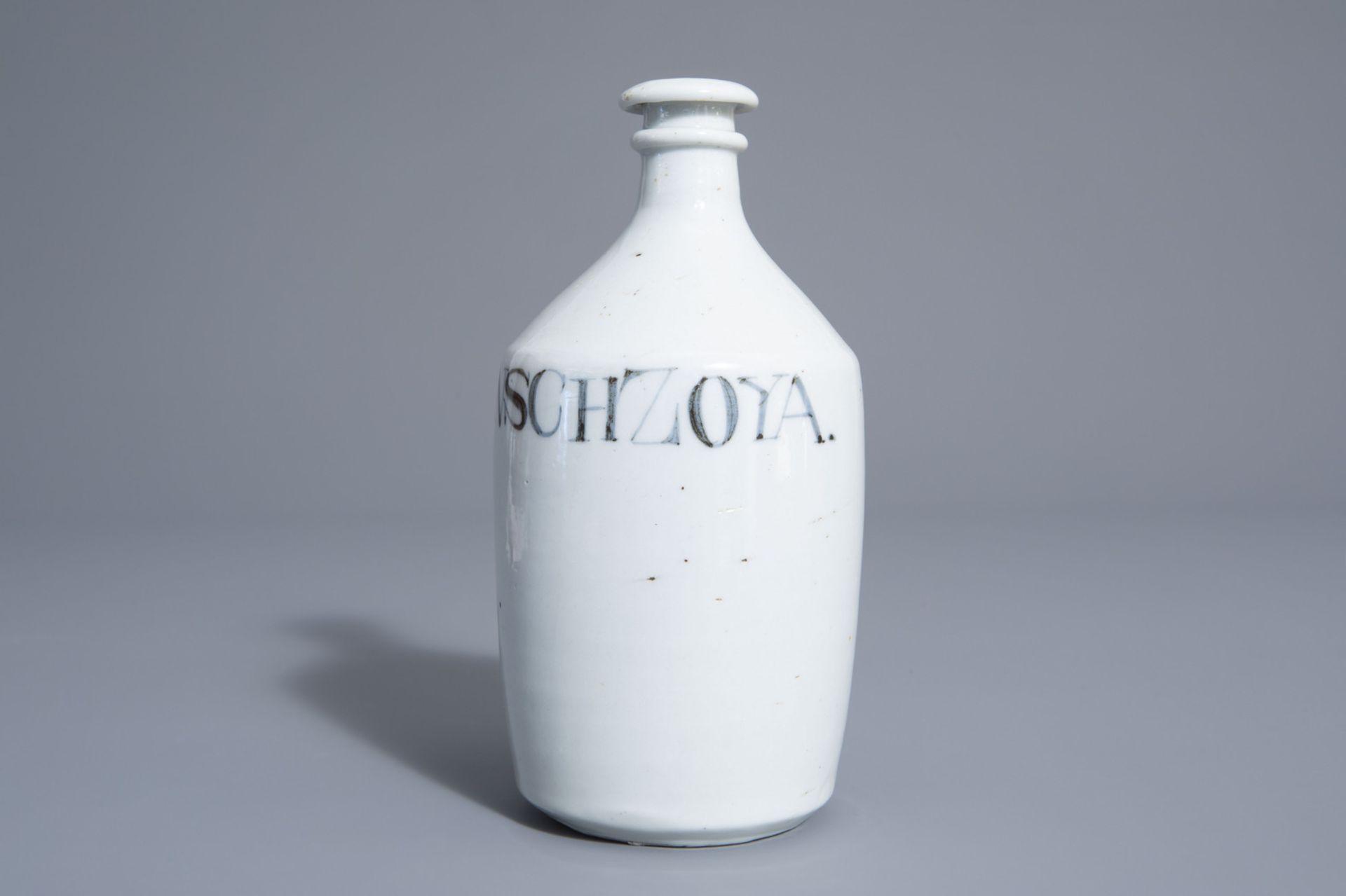 A Japanese blue and white Arita soy sauce bottle, Edo, first half of the 19th C. - Image 3 of 7