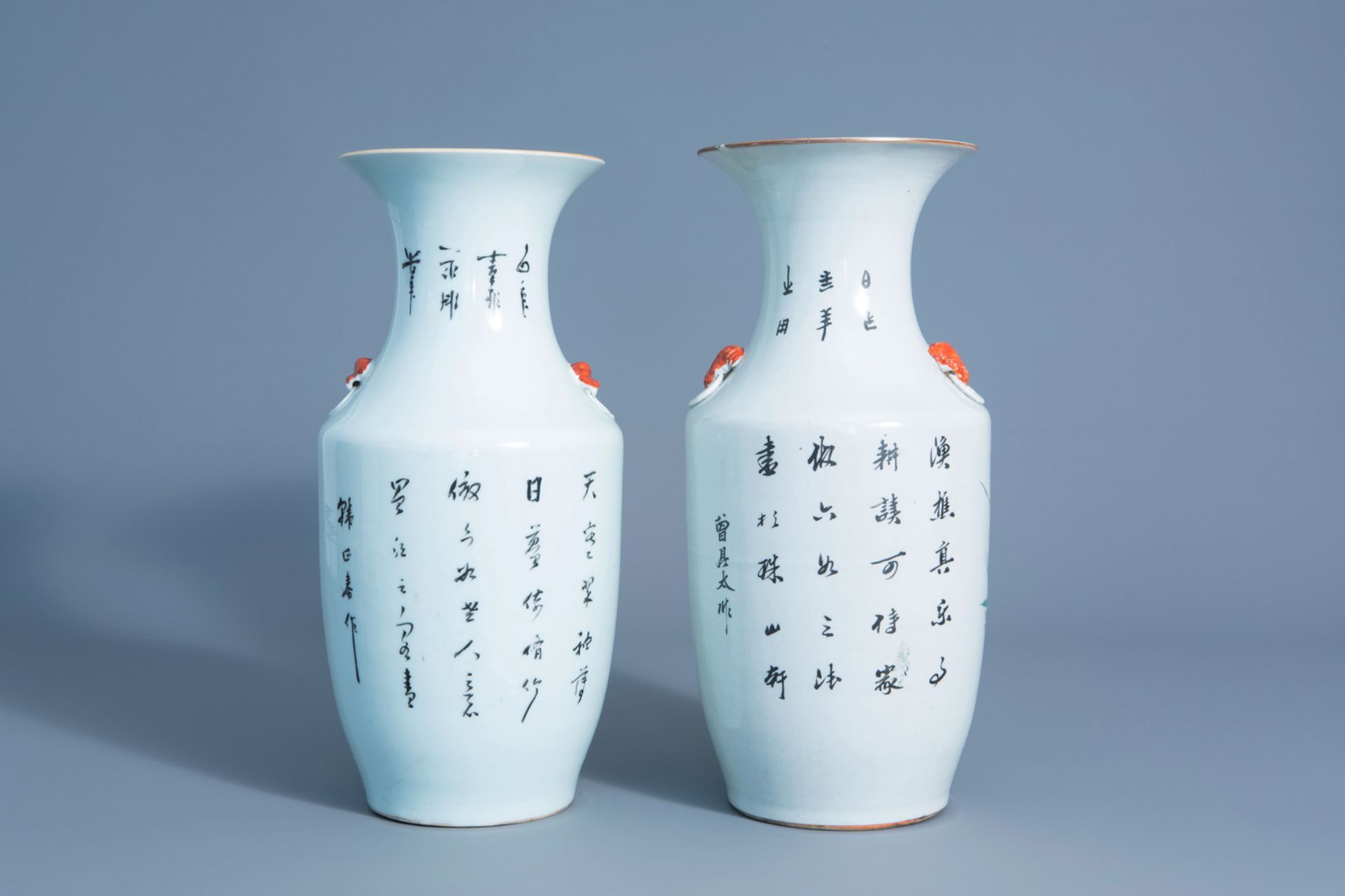 Two Chinese famille rose vases with figures in a garden, 19th/20thC. - Bild 3 aus 6