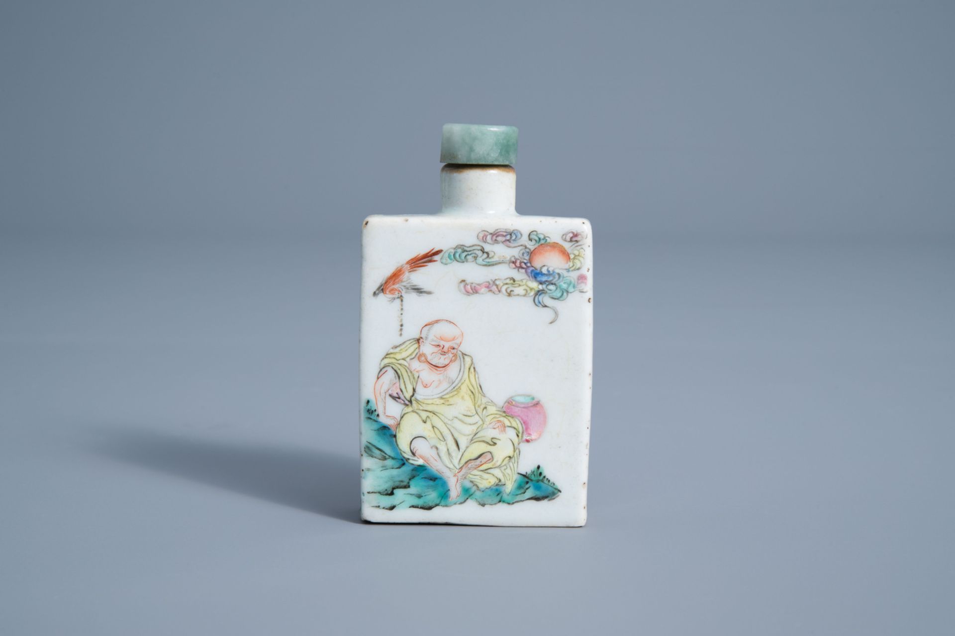 A Chinese famille rose snuff bottle, 19th C. - Image 2 of 7