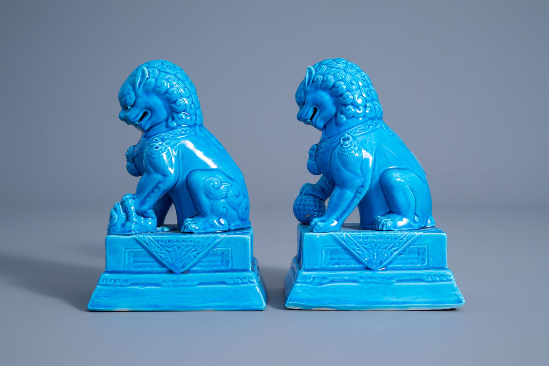 A Chinese famille rose jardinire with ladies in a garden and a pair of turquoise glazed models of t - Bild 10 aus 15