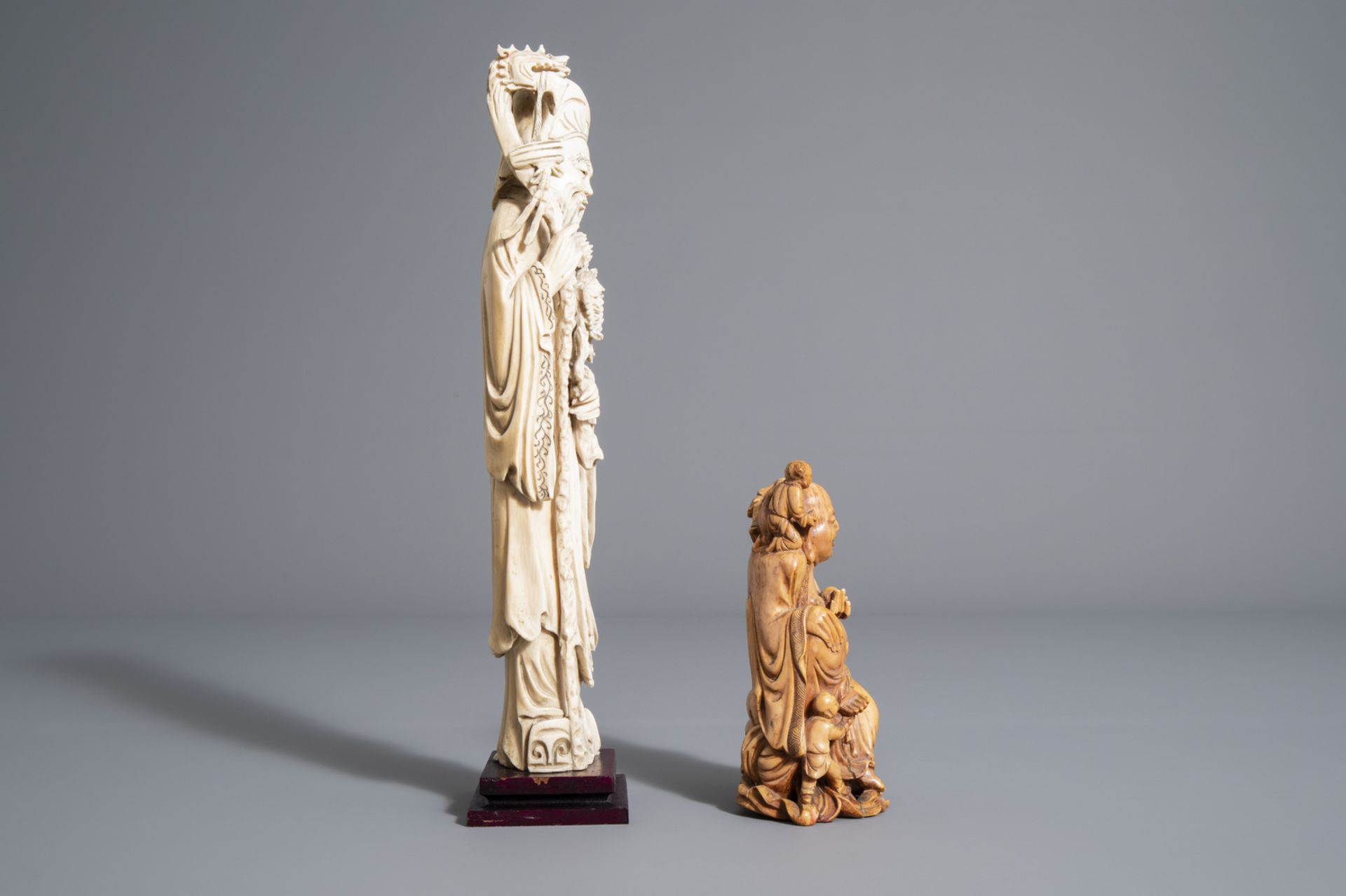 Two Chinese carved figures of an Immortal and a Buddha with children, 19th/20th C. - Image 2 of 7