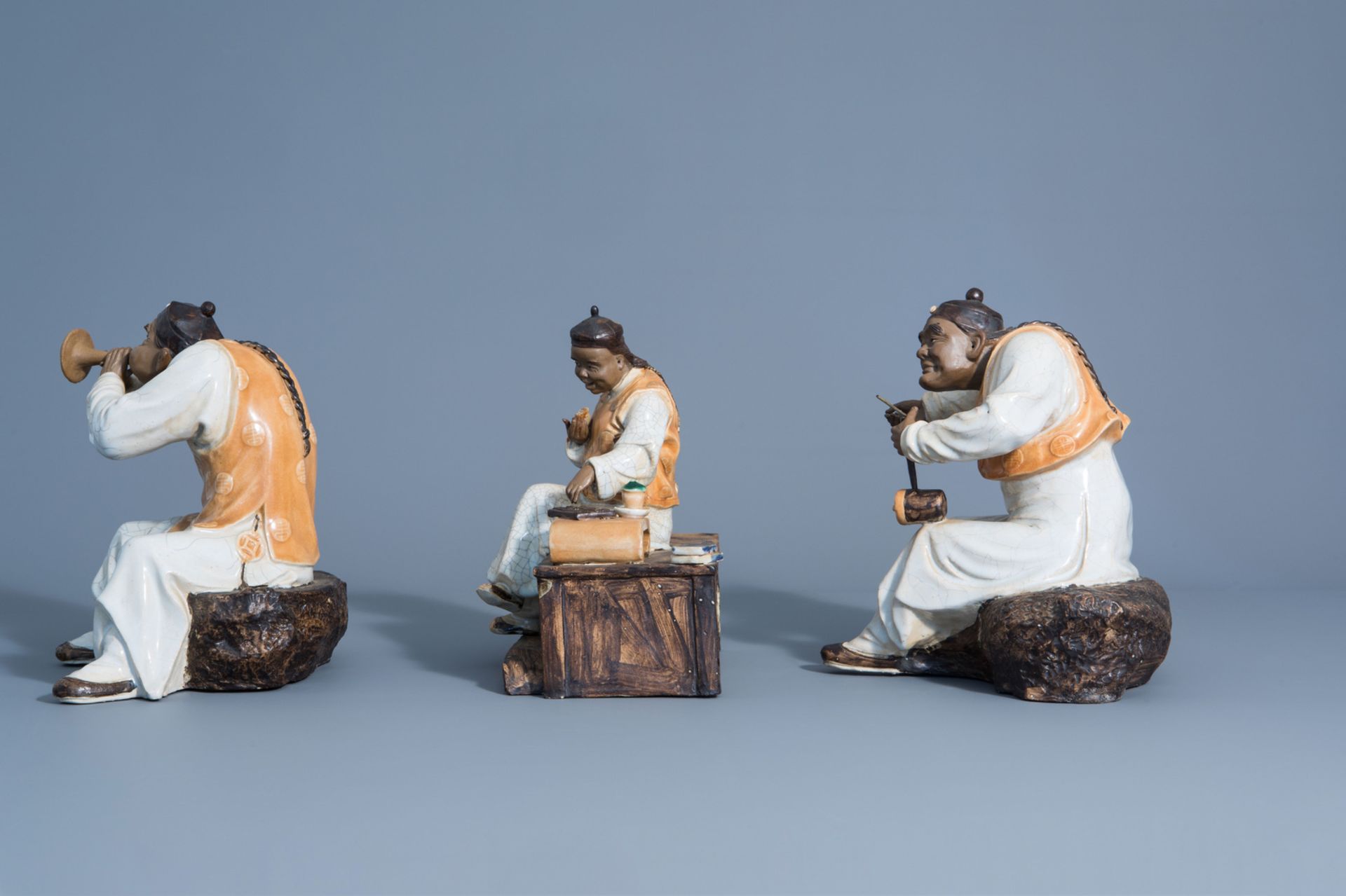 Three Chinese Shiwan pottery figures of musicians, seal marks, 20th C. - Bild 5 aus 6